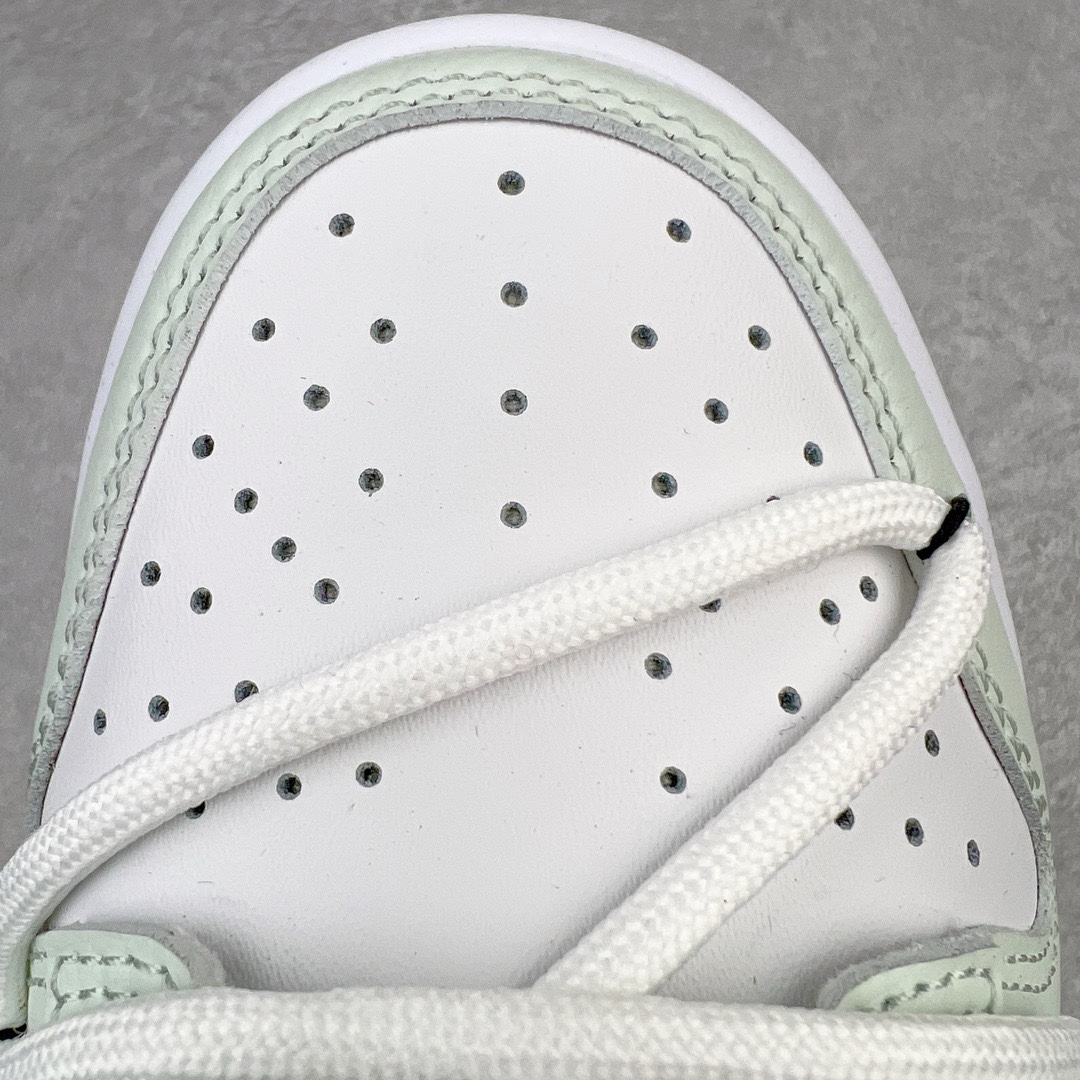 图片[11]-＃YC纯原福利 NK Dunk Low 解构 青提奶绿 DN1431-102 定制系列天花板 无原鞋不开发 全系列得物原鞋一比一校对开发 配色持续更新中 终端对接 优势输出 全套原厂楦头原纸板数据档案倾力打造 原汁原味莞产 极致还原 圈内最强针车工艺 高端零售指定版 广东原厂配套原盒原标 鞋盒分三个尺码段 原厂冲刀 超高清洁度 全鞋零毛边皮料切割 采用原厂百宏鞋带以及原厂百宏织唛舌标 内标可供原厂几率过验 进口原装条纹中底布 四线拉帮白色点胶 原厂拉帮手法遵循公司 原厂电绣 极致还原 尺码：35.5 36 36.5 37.5 38 38.5 39 40 40.5 41 42 42.5 43 44-选品中心