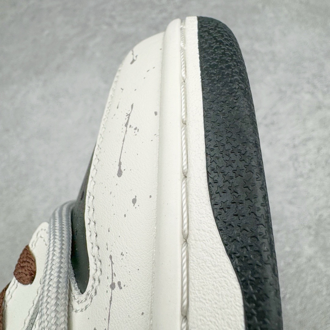 图片[14]-＃YC纯原福利 NK Dunk Low 焦糖 三分甜 DD1391-100 定制系列天花板 无原鞋不开发 全系列得物原鞋一比一校对开发 配色持续更新中 终端对接 优势输出 全套原厂楦头原纸板数据档案倾力打造 原汁原味莞产 极致还原 圈内最强针车工艺 高端零售指定版 广东原厂配套原盒原标 鞋盒分三个尺码段 原厂冲刀 超高清洁度 全鞋零毛边皮料切割 采用原厂百宏鞋带以及原厂百宏织唛舌标 内标可供原厂几率过验 进口原装条纹中底布 四线拉帮白色点胶 原厂拉帮手法遵循公司 原厂电绣 极致还原 尺码：35.5 36 36.5 37.5 38 38.5 39 40 40.5 41 42 42.5 43 44 44.5 45 46-选品中心