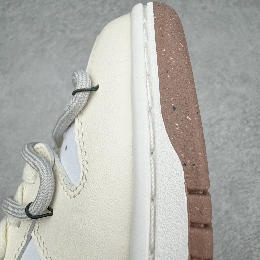 图片[14]-＃YC纯原福利 NK Dunk Low 生打椰椰 DD1873-103 定制系列天花板 无原鞋不开发 全系列得物原鞋一比一校对开发 配色持续更新中 终端对接 优势输出 全套原厂楦头原纸板数据档案倾力打造 原汁原味莞产 极致还原 圈内最强针车工艺 高端零售指定版 广东原厂配套原盒原标 鞋盒分三个尺码段 原厂冲刀 超高清洁度 全鞋零毛边皮料切割 采用原厂百宏鞋带以及原厂百宏织唛舌标 内标可供原厂几率过验 进口原装条纹中底布 四线拉帮白色点胶 原厂拉帮手法遵循公司 原厂电绣 极致还原 尺码：35.5 36 36.5 37.5 38 38.5 39 40 40.5 41 42 42.5 43 44 44.5 45 46 47.5-选品中心