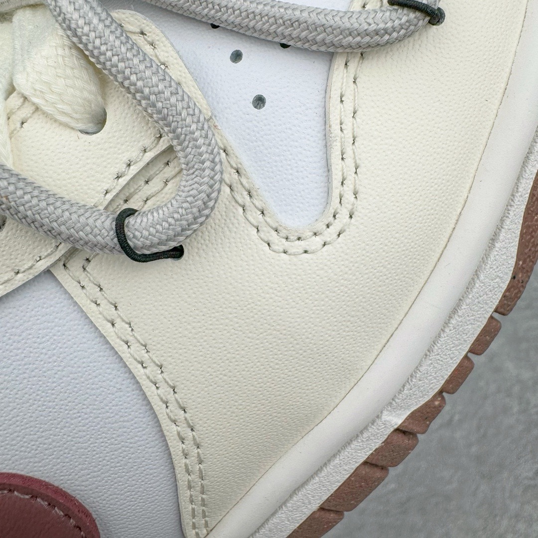 图片[15]-＃YC纯原福利 NK Dunk Low 生打椰椰 DD1873-103 定制系列天花板 无原鞋不开发 全系列得物原鞋一比一校对开发 配色持续更新中 终端对接 优势输出 全套原厂楦头原纸板数据档案倾力打造 原汁原味莞产 极致还原 圈内最强针车工艺 高端零售指定版 广东原厂配套原盒原标 鞋盒分三个尺码段 原厂冲刀 超高清洁度 全鞋零毛边皮料切割 采用原厂百宏鞋带以及原厂百宏织唛舌标 内标可供原厂几率过验 进口原装条纹中底布 四线拉帮白色点胶 原厂拉帮手法遵循公司 原厂电绣 极致还原 尺码：35.5 36 36.5 37.5 38 38.5 39 40 40.5 41 42 42.5 43 44 44.5 45 46 47.5-选品中心