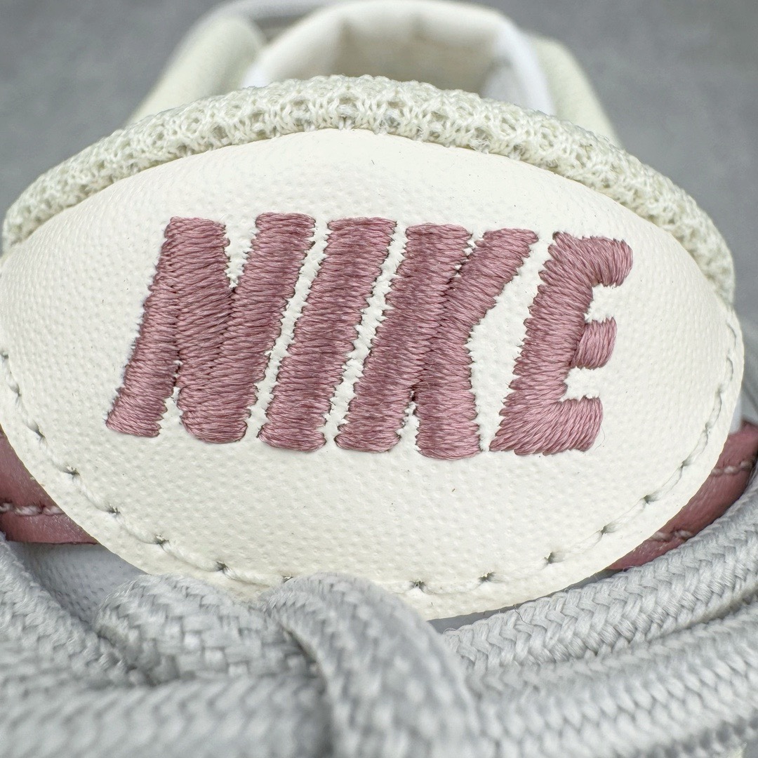 图片[10]-＃YC纯原福利 NK Dunk Low 生打椰椰 DD1873-103 定制系列天花板 无原鞋不开发 全系列得物原鞋一比一校对开发 配色持续更新中 终端对接 优势输出 全套原厂楦头原纸板数据档案倾力打造 原汁原味莞产 极致还原 圈内最强针车工艺 高端零售指定版 广东原厂配套原盒原标 鞋盒分三个尺码段 原厂冲刀 超高清洁度 全鞋零毛边皮料切割 采用原厂百宏鞋带以及原厂百宏织唛舌标 内标可供原厂几率过验 进口原装条纹中底布 四线拉帮白色点胶 原厂拉帮手法遵循公司 原厂电绣 极致还原 尺码：35.5 36 36.5 37.5 38 38.5 39 40 40.5 41 42 42.5 43 44 44.5 45 46 47.5-选品中心