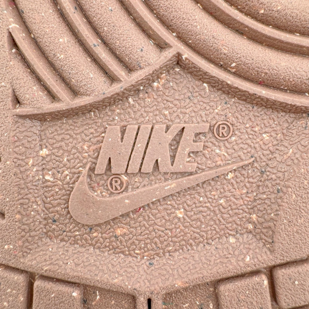 图片[18]-＃YC纯原福利 NK Dunk Low 生打椰椰 DD1873-103 定制系列天花板 无原鞋不开发 全系列得物原鞋一比一校对开发 配色持续更新中 终端对接 优势输出 全套原厂楦头原纸板数据档案倾力打造 原汁原味莞产 极致还原 圈内最强针车工艺 高端零售指定版 广东原厂配套原盒原标 鞋盒分三个尺码段 原厂冲刀 超高清洁度 全鞋零毛边皮料切割 采用原厂百宏鞋带以及原厂百宏织唛舌标 内标可供原厂几率过验 进口原装条纹中底布 四线拉帮白色点胶 原厂拉帮手法遵循公司 原厂电绣 极致还原 尺码：35.5 36 36.5 37.5 38 38.5 39 40 40.5 41 42 42.5 43 44 44.5 45 46 47.5-选品中心