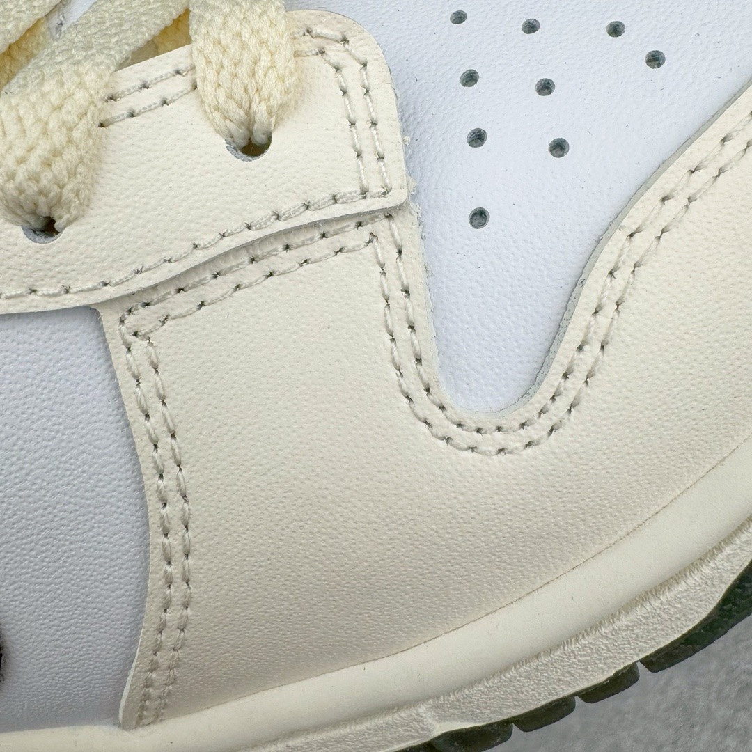 图片[15]-＃YC纯原福利 NK Dunk Low 花期信使 DD1503-117 定制系列天花板 无原鞋不开发 全系列得物原鞋一比一校对开发 配色持续更新中 终端对接 优势输出 全套原厂楦头原纸板数据档案倾力打造 原汁原味莞产 极致还原 圈内最强针车工艺 高端零售指定版 广东原厂配套原盒原标 鞋盒分三个尺码段 原厂冲刀 超高清洁度 全鞋零毛边皮料切割 采用原厂百宏鞋带以及原厂百宏织唛舌标 内标可供原厂几率过验 进口原装条纹中底布 四线拉帮白色点胶 原厂拉帮手法遵循公司 原厂电绣 极致还原 尺码：35.5 36 36.5 37.5 38 38.5 39 40 40.5 41 42 42.5 43 44 44.5 45 46 47.5-选品中心