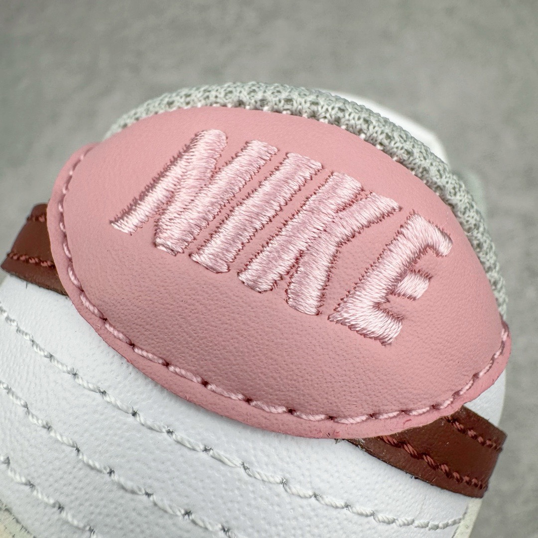 图片[12]-＃YC纯原福利 NK Dunk Low 花期信使 DD1503-117 定制系列天花板 无原鞋不开发 全系列得物原鞋一比一校对开发 配色持续更新中 终端对接 优势输出 全套原厂楦头原纸板数据档案倾力打造 原汁原味莞产 极致还原 圈内最强针车工艺 高端零售指定版 广东原厂配套原盒原标 鞋盒分三个尺码段 原厂冲刀 超高清洁度 全鞋零毛边皮料切割 采用原厂百宏鞋带以及原厂百宏织唛舌标 内标可供原厂几率过验 进口原装条纹中底布 四线拉帮白色点胶 原厂拉帮手法遵循公司 原厂电绣 极致还原 尺码：35.5 36 36.5 37.5 38 38.5 39 40 40.5 41 42 42.5 43 44 44.5 45 46 47.5-选品中心