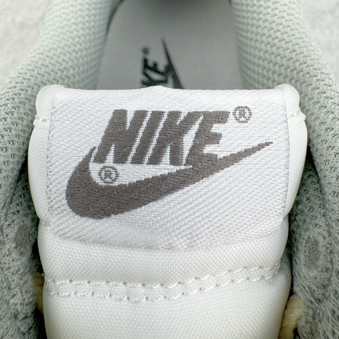 图片[14]-＃YC纯原福利 NK Dunk Low 花期信使 DD1503-117 定制系列天花板 无原鞋不开发 全系列得物原鞋一比一校对开发 配色持续更新中 终端对接 优势输出 全套原厂楦头原纸板数据档案倾力打造 原汁原味莞产 极致还原 圈内最强针车工艺 高端零售指定版 广东原厂配套原盒原标 鞋盒分三个尺码段 原厂冲刀 超高清洁度 全鞋零毛边皮料切割 采用原厂百宏鞋带以及原厂百宏织唛舌标 内标可供原厂几率过验 进口原装条纹中底布 四线拉帮白色点胶 原厂拉帮手法遵循公司 原厂电绣 极致还原 尺码：35.5 36 36.5 37.5 38 38.5 39 40 40.5 41 42 42.5 43 44 44.5 45 46 47.5-选品中心