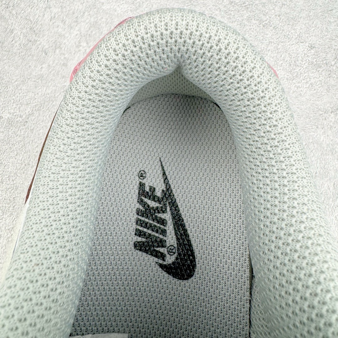 图片[13]-＃YC纯原福利 NK Dunk Low 花期信使 DD1503-117 定制系列天花板 无原鞋不开发 全系列得物原鞋一比一校对开发 配色持续更新中 终端对接 优势输出 全套原厂楦头原纸板数据档案倾力打造 原汁原味莞产 极致还原 圈内最强针车工艺 高端零售指定版 广东原厂配套原盒原标 鞋盒分三个尺码段 原厂冲刀 超高清洁度 全鞋零毛边皮料切割 采用原厂百宏鞋带以及原厂百宏织唛舌标 内标可供原厂几率过验 进口原装条纹中底布 四线拉帮白色点胶 原厂拉帮手法遵循公司 原厂电绣 极致还原 尺码：35.5 36 36.5 37.5 38 38.5 39 40 40.5 41 42 42.5 43 44 44.5 45 46 47.5-选品中心