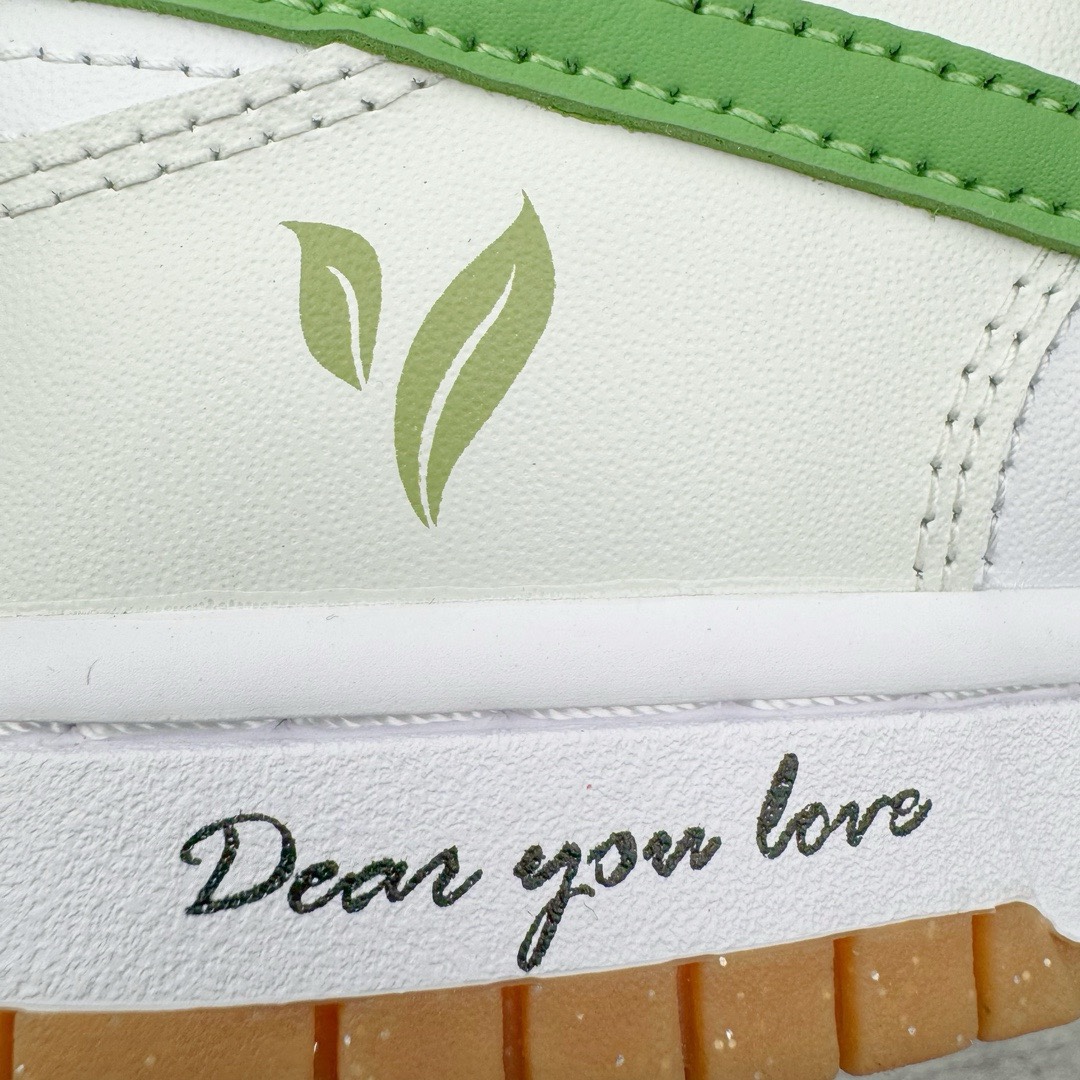 图片[15]-＃YC纯原福利 NK Dunk Low 青提山茶 白绿 FD9922-151 定制系列天花板 无原鞋不开发 全系列得物原鞋一比一校对开发 配色持续更新中 终端对接 优势输出 全套原厂楦头原纸板数据档案倾力打造 原汁原味莞产 极致还原 圈内最强针车工艺 高端零售指定版 广东原厂配套原盒原标 鞋盒分三个尺码段 原厂冲刀 超高清洁度 全鞋零毛边皮料切割 采用原厂百宏鞋带以及原厂百宏织唛舌标 内标可供原厂几率过验 进口原装条纹中底布 四线拉帮白色点胶 原厂拉帮手法遵循公司 原厂电绣 极致还原 尺码：35.5 36 36.5 37.5 38 38.5 39 40 40.5 41 42 42.5 43 44 44.5 45 46 47.5-选品中心