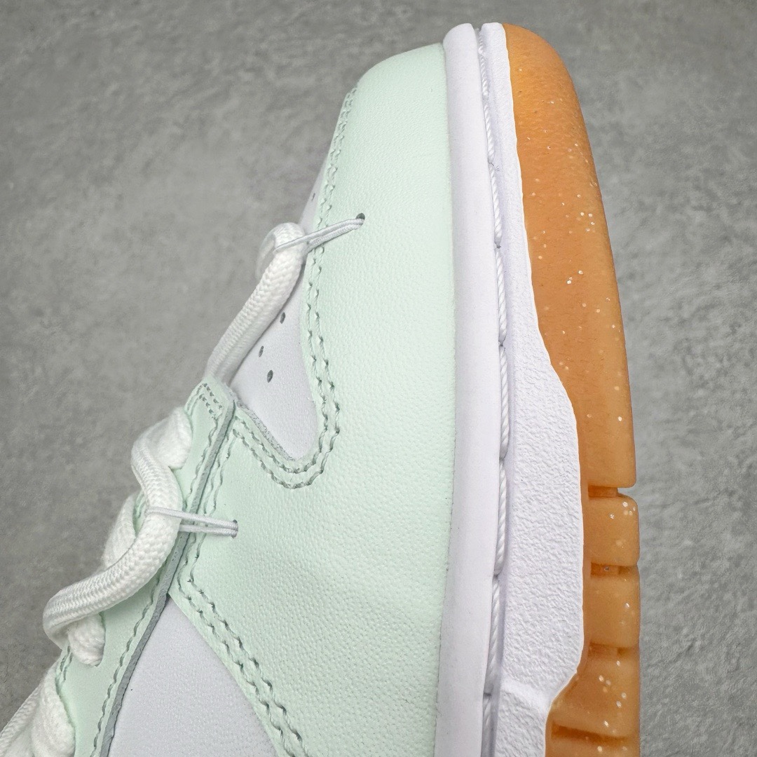 图片[14]-＃YC纯原福利 NK Dunk Low 气泡海盐 FD9922-151 定制系列天花板 无原鞋不开发 全系列得物原鞋一比一校对开发 配色持续更新中 终端对接 优势输出 全套原厂楦头原纸板数据档案倾力打造 原汁原味莞产 极致还原 圈内最强针车工艺 高端零售指定版 广东原厂配套原盒原标 鞋盒分三个尺码段 原厂冲刀 超高清洁度 全鞋零毛边皮料切割 采用原厂百宏鞋带以及原厂百宏织唛舌标 内标可供原厂几率过验 进口原装条纹中底布 四线拉帮白色点胶 原厂拉帮手法遵循公司 原厂电绣 极致还原 尺码：35.5 36 36.5 37.5 38 38.5 39 40 40.5 41 42 42.5 43 44 44.5 45 46 47.5-选品中心