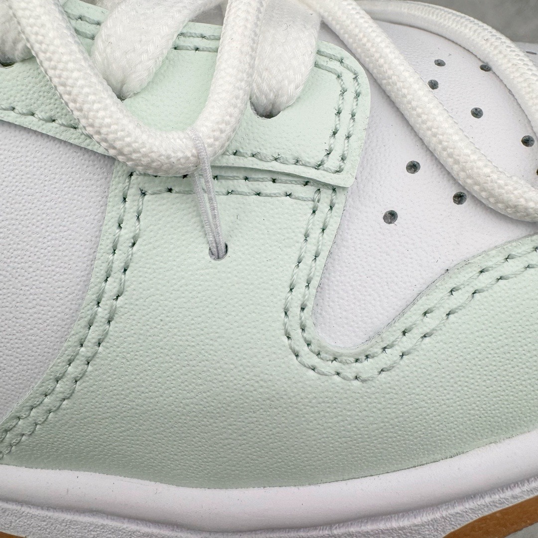 图片[17]-＃YC纯原福利 NK Dunk Low 气泡海盐 FD9922-151 定制系列天花板 无原鞋不开发 全系列得物原鞋一比一校对开发 配色持续更新中 终端对接 优势输出 全套原厂楦头原纸板数据档案倾力打造 原汁原味莞产 极致还原 圈内最强针车工艺 高端零售指定版 广东原厂配套原盒原标 鞋盒分三个尺码段 原厂冲刀 超高清洁度 全鞋零毛边皮料切割 采用原厂百宏鞋带以及原厂百宏织唛舌标 内标可供原厂几率过验 进口原装条纹中底布 四线拉帮白色点胶 原厂拉帮手法遵循公司 原厂电绣 极致还原 尺码：35.5 36 36.5 37.5 38 38.5 39 40 40.5 41 42 42.5 43 44 44.5 45 46 47.5-选品中心