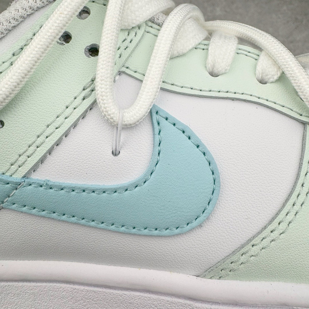 图片[16]-＃YC纯原福利 NK Dunk Low 气泡海盐 FD9922-151 定制系列天花板 无原鞋不开发 全系列得物原鞋一比一校对开发 配色持续更新中 终端对接 优势输出 全套原厂楦头原纸板数据档案倾力打造 原汁原味莞产 极致还原 圈内最强针车工艺 高端零售指定版 广东原厂配套原盒原标 鞋盒分三个尺码段 原厂冲刀 超高清洁度 全鞋零毛边皮料切割 采用原厂百宏鞋带以及原厂百宏织唛舌标 内标可供原厂几率过验 进口原装条纹中底布 四线拉帮白色点胶 原厂拉帮手法遵循公司 原厂电绣 极致还原 尺码：35.5 36 36.5 37.5 38 38.5 39 40 40.5 41 42 42.5 43 44 44.5 45 46 47.5-选品中心