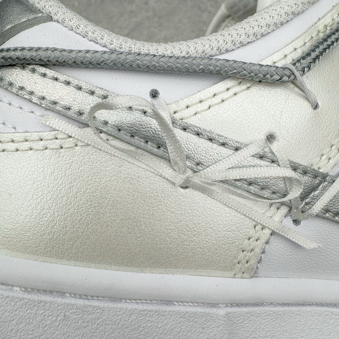 图片[17]-＃YC纯原福利 NK Dunk Low 轻银芭蕾 白银 DH9765-102 定制系列天花板 无原鞋不开发 全系列得物原鞋一比一校对开发 配色持续更新中 终端对接 优势输出 全套原厂楦头原纸板数据档案倾力打造 原汁原味莞产 极致还原 圈内最强针车工艺 高端零售指定版 广东原厂配套原盒原标 鞋盒分三个尺码段 原厂冲刀 超高清洁度 全鞋零毛边皮料切割 采用原厂百宏鞋带以及原厂百宏织唛舌标 内标可供原厂几率过验 进口原装条纹中底布 四线拉帮白色点胶 原厂拉帮手法遵循公司 原厂电绣 极致还原 尺码：35.5 36 36.5 37.5 38 38.5 39 40 40.5 41 42 42.5 43 44 44.5 45 46 47.5-选品中心