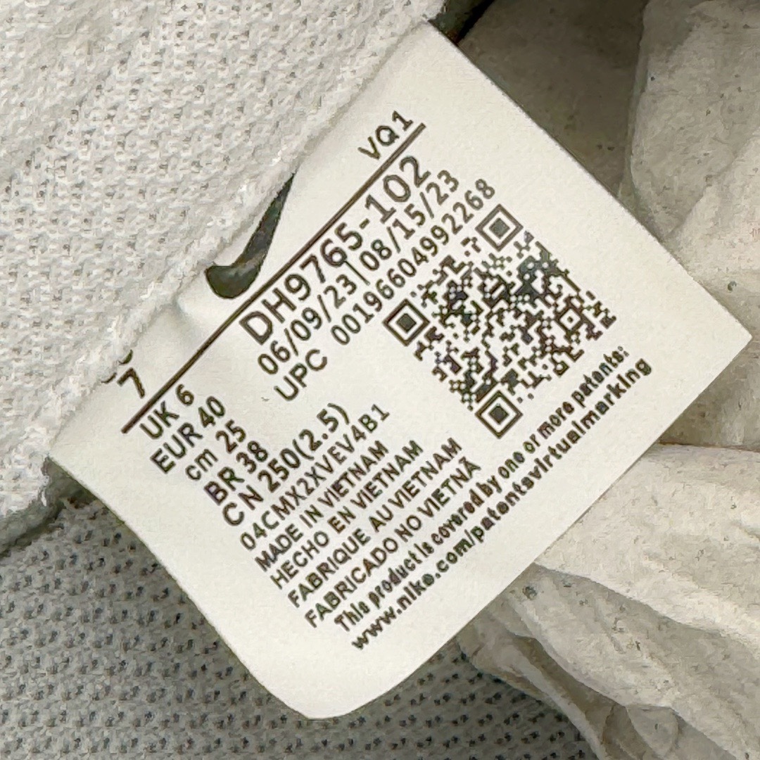 图片[11]-＃YC纯原福利 NK Dunk Low 轻银芭蕾 白银 DH9765-102 定制系列天花板 无原鞋不开发 全系列得物原鞋一比一校对开发 配色持续更新中 终端对接 优势输出 全套原厂楦头原纸板数据档案倾力打造 原汁原味莞产 极致还原 圈内最强针车工艺 高端零售指定版 广东原厂配套原盒原标 鞋盒分三个尺码段 原厂冲刀 超高清洁度 全鞋零毛边皮料切割 采用原厂百宏鞋带以及原厂百宏织唛舌标 内标可供原厂几率过验 进口原装条纹中底布 四线拉帮白色点胶 原厂拉帮手法遵循公司 原厂电绣 极致还原 尺码：35.5 36 36.5 37.5 38 38.5 39 40 40.5 41 42 42.5 43 44 44.5 45 46 47.5-选品中心