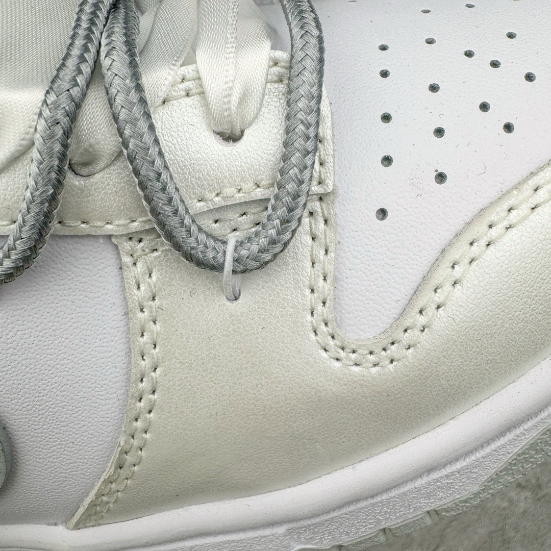 图片[16]-＃YC纯原福利 NK Dunk Low 轻银芭蕾 白银 DH9765-102 定制系列天花板 无原鞋不开发 全系列得物原鞋一比一校对开发 配色持续更新中 终端对接 优势输出 全套原厂楦头原纸板数据档案倾力打造 原汁原味莞产 极致还原 圈内最强针车工艺 高端零售指定版 广东原厂配套原盒原标 鞋盒分三个尺码段 原厂冲刀 超高清洁度 全鞋零毛边皮料切割 采用原厂百宏鞋带以及原厂百宏织唛舌标 内标可供原厂几率过验 进口原装条纹中底布 四线拉帮白色点胶 原厂拉帮手法遵循公司 原厂电绣 极致还原 尺码：35.5 36 36.5 37.5 38 38.5 39 40 40.5 41 42 42.5 43 44 44.5 45 46 47.5-选品中心