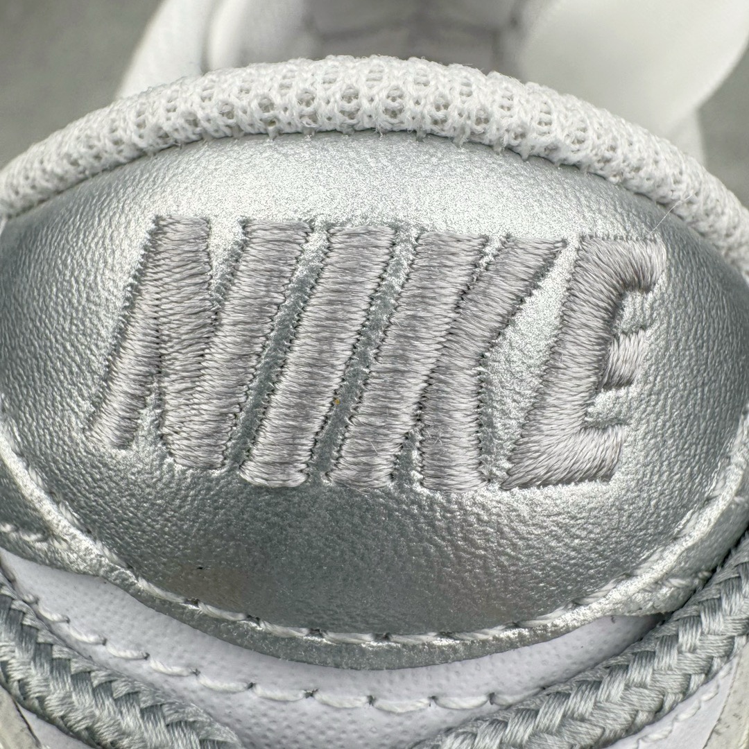 图片[12]-＃YC纯原福利 NK Dunk Low 轻银芭蕾 白银 DH9765-102 定制系列天花板 无原鞋不开发 全系列得物原鞋一比一校对开发 配色持续更新中 终端对接 优势输出 全套原厂楦头原纸板数据档案倾力打造 原汁原味莞产 极致还原 圈内最强针车工艺 高端零售指定版 广东原厂配套原盒原标 鞋盒分三个尺码段 原厂冲刀 超高清洁度 全鞋零毛边皮料切割 采用原厂百宏鞋带以及原厂百宏织唛舌标 内标可供原厂几率过验 进口原装条纹中底布 四线拉帮白色点胶 原厂拉帮手法遵循公司 原厂电绣 极致还原 尺码：35.5 36 36.5 37.5 38 38.5 39 40 40.5 41 42 42.5 43 44 44.5 45 46 47.5-选品中心