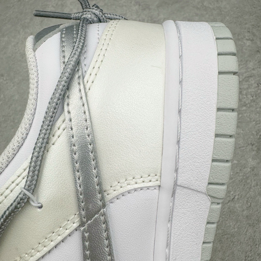 图片[13]-＃YC纯原福利 NK Dunk Low 轻银芭蕾 白银 DH9765-102 定制系列天花板 无原鞋不开发 全系列得物原鞋一比一校对开发 配色持续更新中 终端对接 优势输出 全套原厂楦头原纸板数据档案倾力打造 原汁原味莞产 极致还原 圈内最强针车工艺 高端零售指定版 广东原厂配套原盒原标 鞋盒分三个尺码段 原厂冲刀 超高清洁度 全鞋零毛边皮料切割 采用原厂百宏鞋带以及原厂百宏织唛舌标 内标可供原厂几率过验 进口原装条纹中底布 四线拉帮白色点胶 原厂拉帮手法遵循公司 原厂电绣 极致还原 尺码：35.5 36 36.5 37.5 38 38.5 39 40 40.5 41 42 42.5 43 44 44.5 45 46 47.5-选品中心
