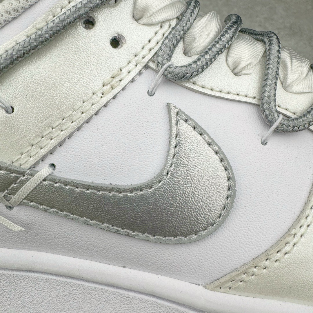图片[18]-＃YC纯原福利 NK Dunk Low 轻银芭蕾 白银 DH9765-102 定制系列天花板 无原鞋不开发 全系列得物原鞋一比一校对开发 配色持续更新中 终端对接 优势输出 全套原厂楦头原纸板数据档案倾力打造 原汁原味莞产 极致还原 圈内最强针车工艺 高端零售指定版 广东原厂配套原盒原标 鞋盒分三个尺码段 原厂冲刀 超高清洁度 全鞋零毛边皮料切割 采用原厂百宏鞋带以及原厂百宏织唛舌标 内标可供原厂几率过验 进口原装条纹中底布 四线拉帮白色点胶 原厂拉帮手法遵循公司 原厂电绣 极致还原 尺码：35.5 36 36.5 37.5 38 38.5 39 40 40.5 41 42 42.5 43 44 44.5 45 46 47.5-选品中心