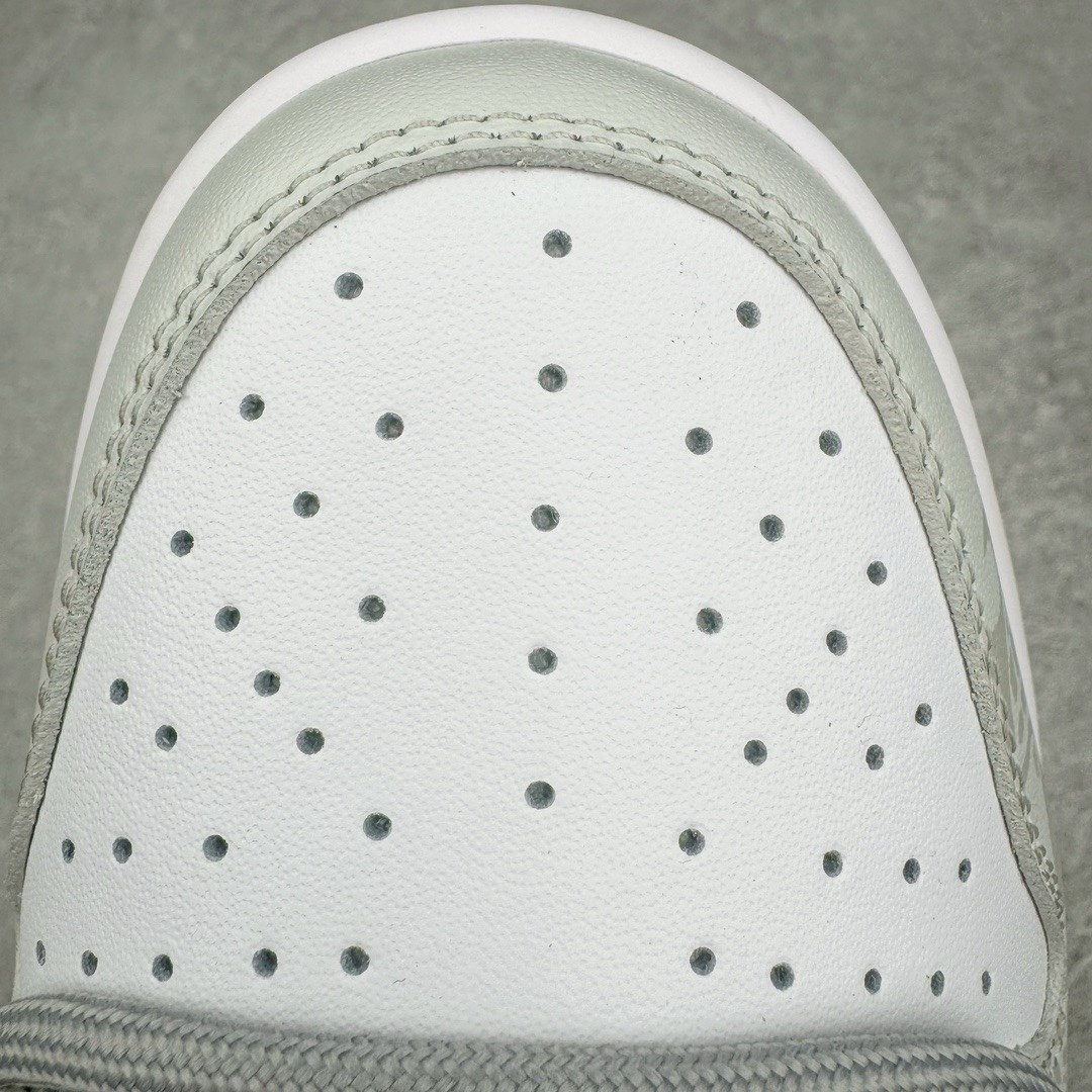 图片[12]-＃YC纯原福利 NK Dunk Low 龙年限定 玲珑银灰 DV0833-100 定制系列天花板 无原鞋不开发 全系列得物原鞋一比一校对开发 配色持续更新中 终端对接 优势输出 全套原厂楦头原纸板数据档案倾力打造 原汁原味莞产 极致还原 圈内最强针车工艺 高端零售指定版 广东原厂配套原盒原标 鞋盒分三个尺码段 原厂冲刀 超高清洁度 全鞋零毛边皮料切割 采用原厂百宏鞋带以及原厂百宏织唛舌标 内标可供原厂几率过验 进口原装条纹中底布 四线拉帮白色点胶 原厂拉帮手法遵循公司 原厂电绣 极致还原 尺码：35.5 36 36.5 37.5 38 38.5 39 40 40.5 41 42 42.5 43 44 44.5 45 46 47.5-选品中心