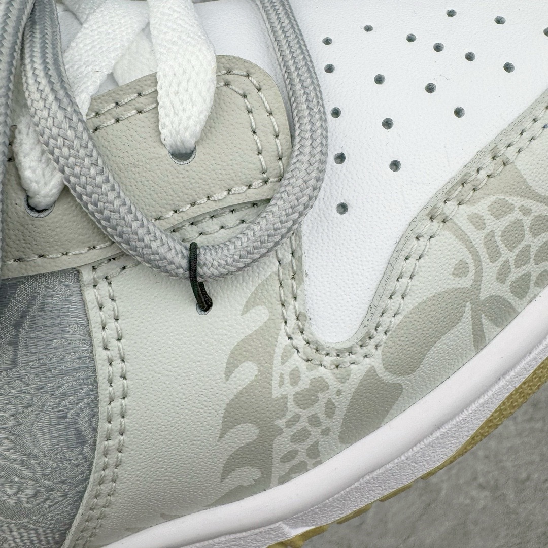 图片[11]-＃YC纯原福利 NK Dunk Low 龙年限定 玲珑银灰 DV0833-100 定制系列天花板 无原鞋不开发 全系列得物原鞋一比一校对开发 配色持续更新中 终端对接 优势输出 全套原厂楦头原纸板数据档案倾力打造 原汁原味莞产 极致还原 圈内最强针车工艺 高端零售指定版 广东原厂配套原盒原标 鞋盒分三个尺码段 原厂冲刀 超高清洁度 全鞋零毛边皮料切割 采用原厂百宏鞋带以及原厂百宏织唛舌标 内标可供原厂几率过验 进口原装条纹中底布 四线拉帮白色点胶 原厂拉帮手法遵循公司 原厂电绣 极致还原 尺码：35.5 36 36.5 37.5 38 38.5 39 40 40.5 41 42 42.5 43 44 44.5 45 46 47.5-选品中心