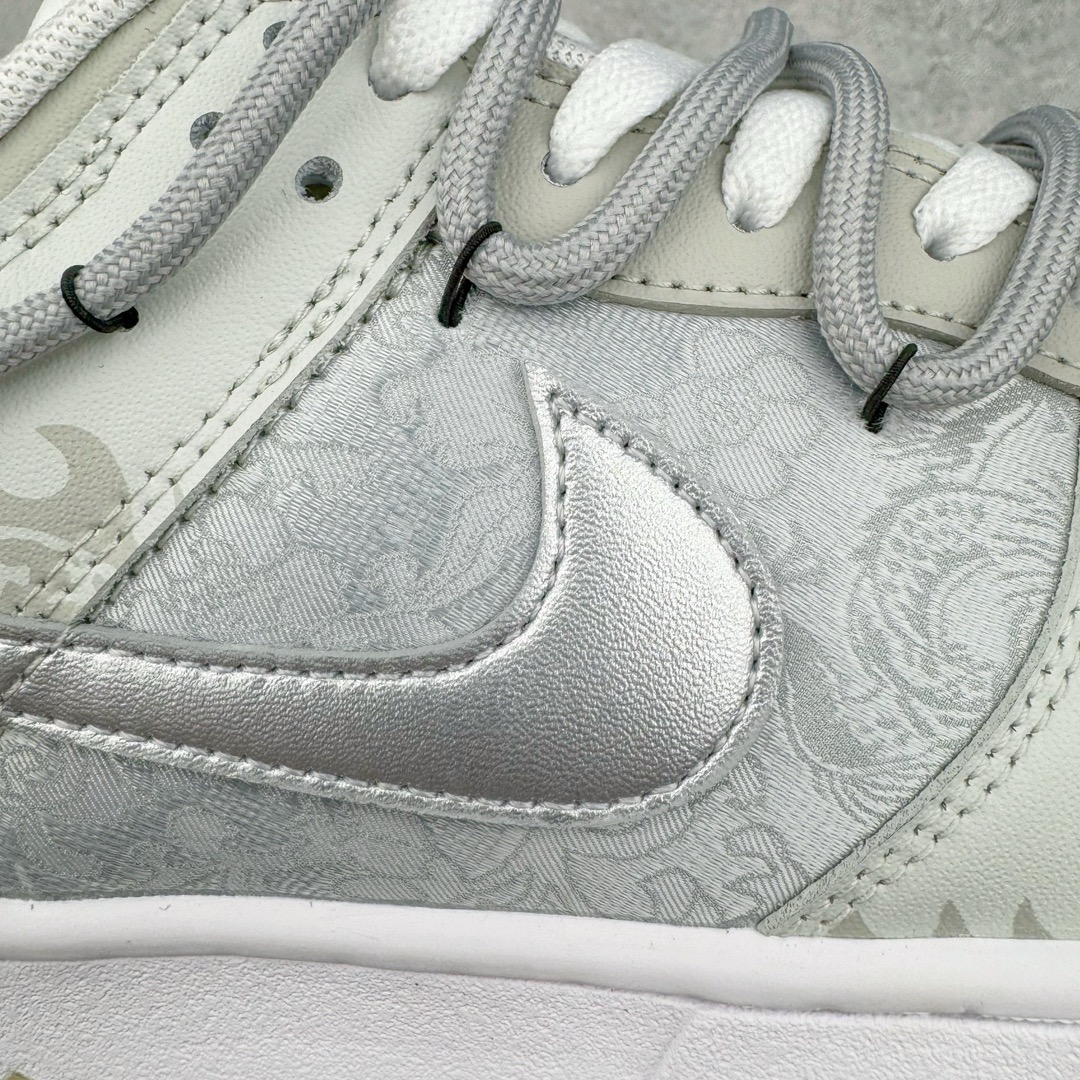 图片[10]-＃YC纯原福利 NK Dunk Low 龙年限定 玲珑银灰 DV0833-100 定制系列天花板 无原鞋不开发 全系列得物原鞋一比一校对开发 配色持续更新中 终端对接 优势输出 全套原厂楦头原纸板数据档案倾力打造 原汁原味莞产 极致还原 圈内最强针车工艺 高端零售指定版 广东原厂配套原盒原标 鞋盒分三个尺码段 原厂冲刀 超高清洁度 全鞋零毛边皮料切割 采用原厂百宏鞋带以及原厂百宏织唛舌标 内标可供原厂几率过验 进口原装条纹中底布 四线拉帮白色点胶 原厂拉帮手法遵循公司 原厂电绣 极致还原 尺码：35.5 36 36.5 37.5 38 38.5 39 40 40.5 41 42 42.5 43 44 44.5 45 46 47.5-选品中心