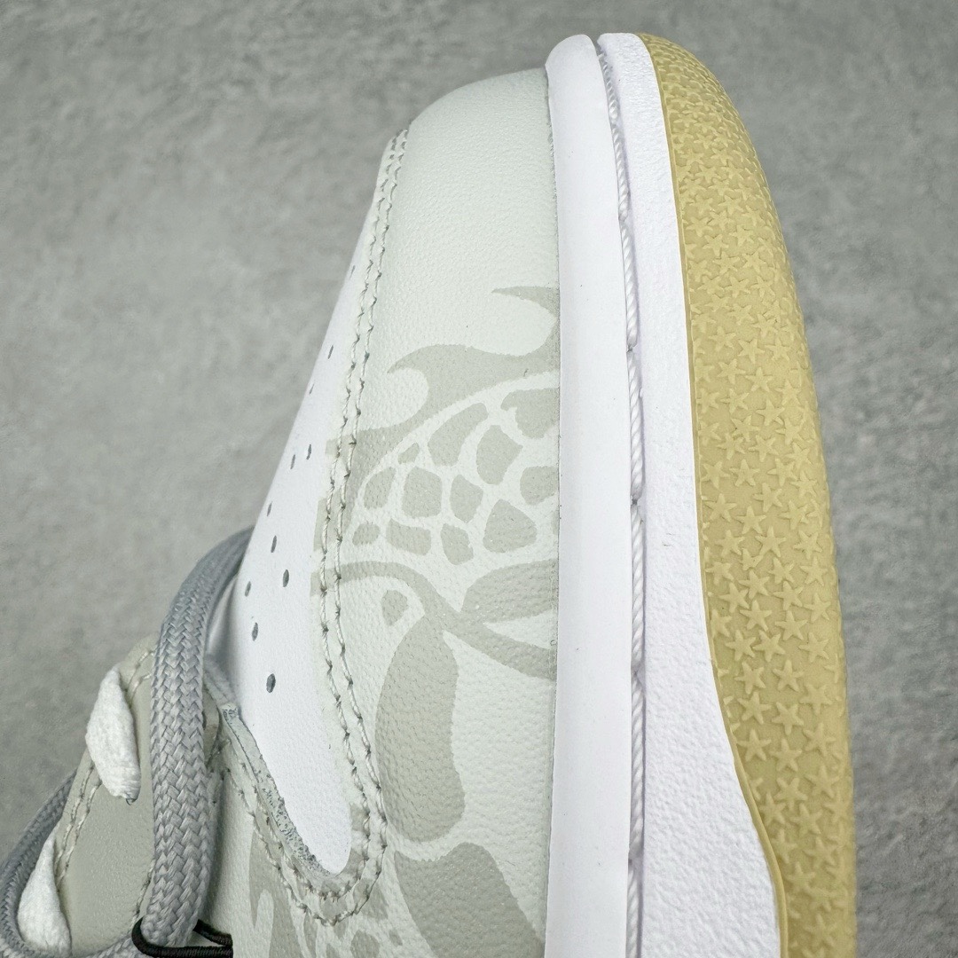 图片[15]-＃YC纯原福利 NK Dunk Low 龙年限定 玲珑银灰 DV0833-100 定制系列天花板 无原鞋不开发 全系列得物原鞋一比一校对开发 配色持续更新中 终端对接 优势输出 全套原厂楦头原纸板数据档案倾力打造 原汁原味莞产 极致还原 圈内最强针车工艺 高端零售指定版 广东原厂配套原盒原标 鞋盒分三个尺码段 原厂冲刀 超高清洁度 全鞋零毛边皮料切割 采用原厂百宏鞋带以及原厂百宏织唛舌标 内标可供原厂几率过验 进口原装条纹中底布 四线拉帮白色点胶 原厂拉帮手法遵循公司 原厂电绣 极致还原 尺码：35.5 36 36.5 37.5 38 38.5 39 40 40.5 41 42 42.5 43 44 44.5 45 46 47.5-选品中心