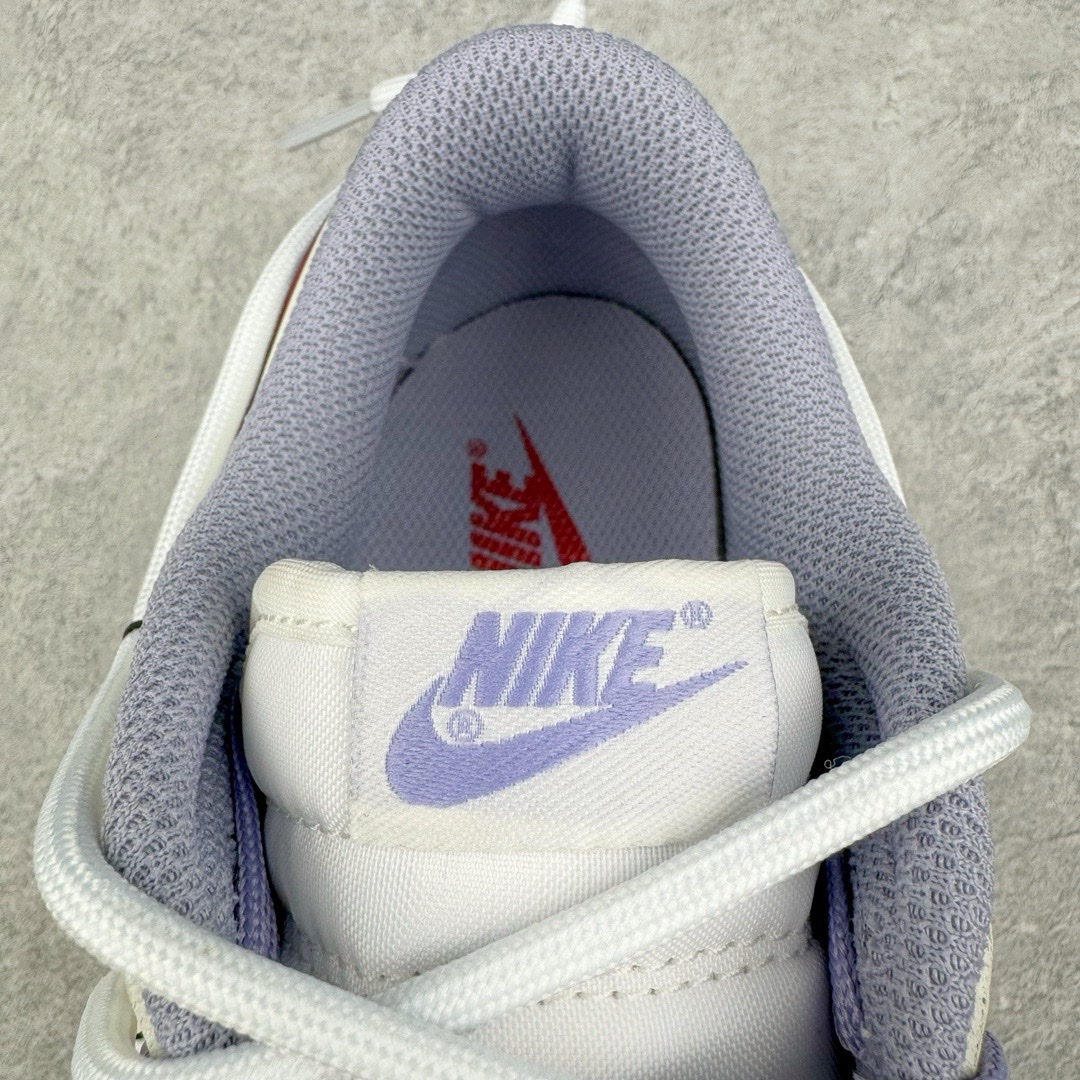 图片[15]-＃YC纯原福利 NK Dunk Low 树莓白巧 树莓紫 DD1503-500 定制系列天花板 无原鞋不开发 全系列得物原鞋一比一校对开发 配色持续更新中 终端对接 优势输出 全套原厂楦头原纸板数据档案倾力打造 原汁原味莞产 极致还原 圈内最强针车工艺 高端零售指定版 广东原厂配套原盒原标 鞋盒分三个尺码段 原厂冲刀 超高清洁度 全鞋零毛边皮料切割 采用原厂百宏鞋带以及原厂百宏织唛舌标 内标可供原厂几率过验 进口原装条纹中底布 四线拉帮白色点胶 原厂拉帮手法遵循公司 原厂电绣 极致还原 尺码：35.5 36 36.5 37.5 38 38.5 39 40 40.5 41 42 42.5 43 44 44.5 45 46 47.5-选品中心