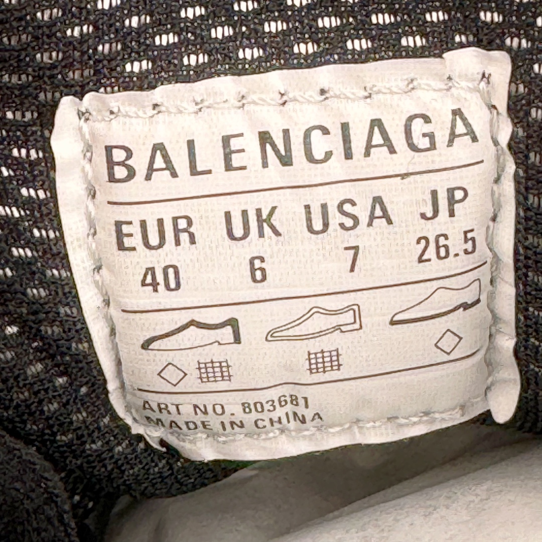 图片[18]-💰380 ＃ZC BALENCIAGA Stapler Sneakers 巴黎世家订书机鞋网布系带低帮走秀复古老爹鞋 圈内最强巴黎 尺码大小一比一还原Zp 区别其他工厂缩小两个号码 全套原纸板楦头开发 最原汁原味的灵魂版型 全鞋荧光划线卡点 胶水把控整洁度追求极致完美 每一双都是工艺品 多重QC质检 超越公司货的品控标准 实实在在的免检产品 原盒原配 正确字体电绣 粗细、位置、大小正确 侧边TPU 透气孔匹配意产原版 正确分离大底 TPU软底 原版一致大底LOGO 立体感十足 原厂皮料水洗做旧 采购原厂网纱 不含皮革 网布材料和聚氨酯 磨损效果 展现品牌对于新潮事物的热情 这款鞋子拥有巨大尺寸和醒目设计 符合当下”老爹鞋”的趋势 鞋子采用银灰配色 营造出低调而不失华丽的效果 10XL的尺码使它成为市场中最显眼的存在 适合追求个性化的人群 Balenciaga始终站在时尚前沿 此次发布的产品再次体现了他们的创新能力 偏大两码 尺码：35 36 37 38 39 40 41 42 43 44 45 46 编码：by4936050-运动鞋