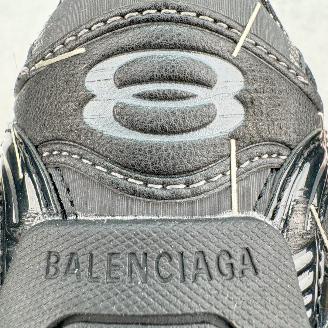 图片[17]-💰380 ＃ZC BALENCIAGA Stapler Sneakers 巴黎世家订书机鞋网布系带低帮走秀复古老爹鞋 圈内最强巴黎 尺码大小一比一还原Zp 区别其他工厂缩小两个号码 全套原纸板楦头开发 最原汁原味的灵魂版型 全鞋荧光划线卡点 胶水把控整洁度追求极致完美 每一双都是工艺品 多重QC质检 超越公司货的品控标准 实实在在的免检产品 原盒原配 正确字体电绣 粗细、位置、大小正确 侧边TPU 透气孔匹配意产原版 正确分离大底 TPU软底 原版一致大底LOGO 立体感十足 原厂皮料水洗做旧 采购原厂网纱 不含皮革 网布材料和聚氨酯 磨损效果 展现品牌对于新潮事物的热情 这款鞋子拥有巨大尺寸和醒目设计 符合当下”老爹鞋”的趋势 鞋子采用银灰配色 营造出低调而不失华丽的效果 10XL的尺码使它成为市场中最显眼的存在 适合追求个性化的人群 Balenciaga始终站在时尚前沿 此次发布的产品再次体现了他们的创新能力 偏大两码 尺码：35 36 37 38 39 40 41 42 43 44 45 46 编码：by4936050-运动鞋