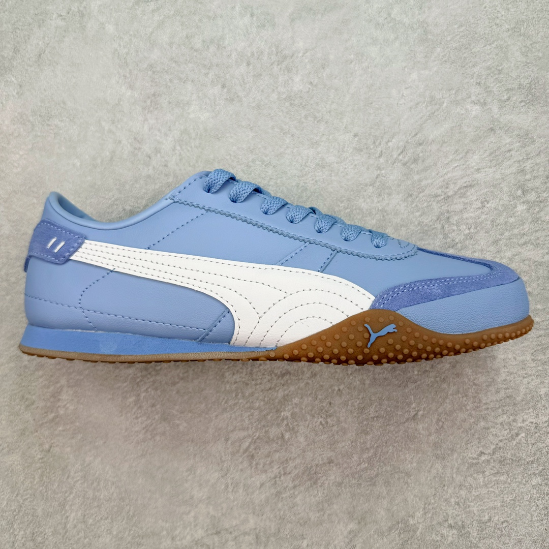 💰140 PUMA Bella UT Low 彪马贝拉UT系列低帮薄底德训复古风经典百搭休闲慢跑鞋 继将 Speedcat OG 带回后，近日 Puma 再以品牌档案室的经典鞋型 Bella OG 为蓝本，推出契合时下薄底球鞋趋势的 Bella UT 鞋款。自 21 世纪初问世以来，Bella OG 鞋型以其独特的薄底设计和上翻外底设计收获了众多年轻拥趸，更是 PUMA DNA 中不可磨灭的经典。此番重新推出的 Bella UT 鞋款，整体鞋面采用上乘皮革材质，并延续 Formstrip 设计语言；鞋头处采用精致的包头设计，搭配麂皮材质提升质感；鞋底部分保留 Bella 鞋款标志性的薄底和点状橡胶外底，上翘的设计包裹鞋面；鞋舌与鞋跟分别点缀美洲狮 Logo 与品牌字母 Logo。值得一提的是，本次 Bella UT 鞋款搭载 SOFTFOAM+ 鞋垫，兼顾美学设计与穿着舒适度。而配色上则提供白、黄、蓝、银、粉五款颜色。尺码：36 37 37.5 38 39 39.5 40 40.5 41.5 42 42.5 43.5 44 45 编码：Bby2936010-运动鞋