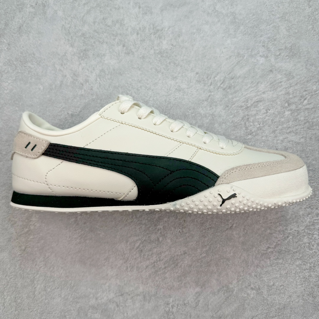 💰140 PUMA Bella UT Low 彪马贝拉UT系列低帮薄底德训复古风经典百搭休闲慢跑鞋 继将 Speedcat OG 带回后，近日 Puma 再以品牌档案室的经典鞋型 Bella OG 为蓝本，推出契合时下薄底球鞋趋势的 Bella UT 鞋款。自 21 世纪初问世以来，Bella OG 鞋型以其独特的薄底设计和上翻外底设计收获了众多年轻拥趸，更是 PUMA DNA 中不可磨灭的经典。此番重新推出的 Bella UT 鞋款，整体鞋面采用上乘皮革材质，并延续 Formstrip 设计语言；鞋头处采用精致的包头设计，搭配麂皮材质提升质感；鞋底部分保留 Bella 鞋款标志性的薄底和点状橡胶外底，上翘的设计包裹鞋面；鞋舌与鞋跟分别点缀美洲狮 Logo 与品牌字母 Logo。值得一提的是，本次 Bella UT 鞋款搭载 SOFTFOAM+ 鞋垫，兼顾美学设计与穿着舒适度。而配色上则提供白、黄、蓝、银、粉五款颜色。尺码：36 37 37.5 38 39 39.5 40 40.5 41.5 42 42.5 43.5 44 45 编码：Bby2936010-运动鞋