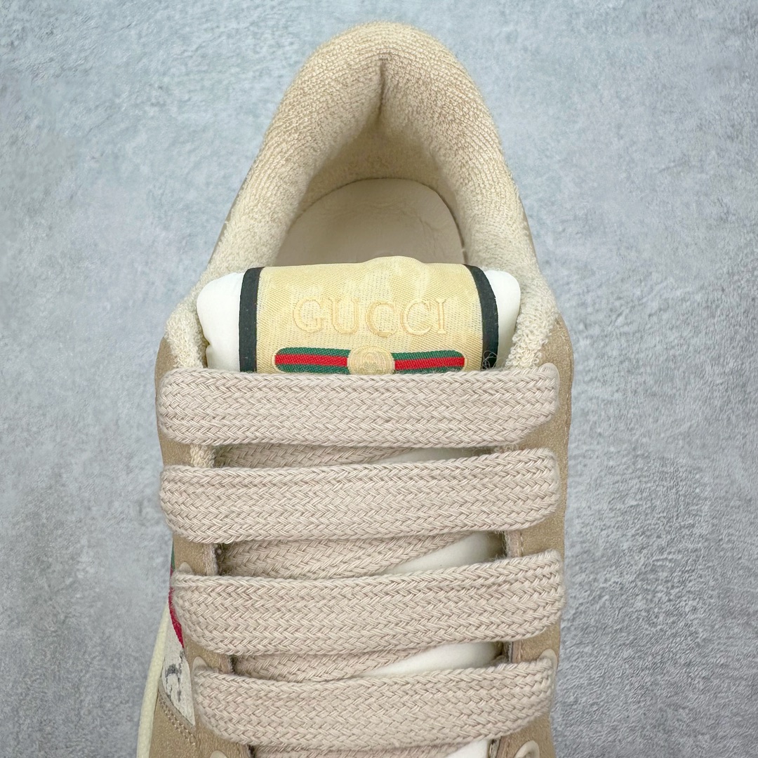 图片[5]-💰180 ＃福利特价‼Gucci Screener sneaker 古驰双G小脏鞋系列复古怀旧校园风低帮板鞋 全套原楦原纸版原鞋开模0纯手工水洗做旧处理 侧面条纹饰带 原厂定制 原厂数据电绣 清晰立体 全鞋电脑针车 紧密相连 针距密度一致 环保乳胶注塑鞋垫 厚度脚感还原原版 皮面裁剪部位 统一油边封口工艺 右脚鞋侧嵌入NFC防伪芯片装置＋鞋盒标二唯码扫描 秒进官网 专柜全套包装 防尘袋 说明书 质保卡 购物袋 Size：35 36 37 38 39 40 41 42 43 44 45 编码：Bby2936050-运动鞋