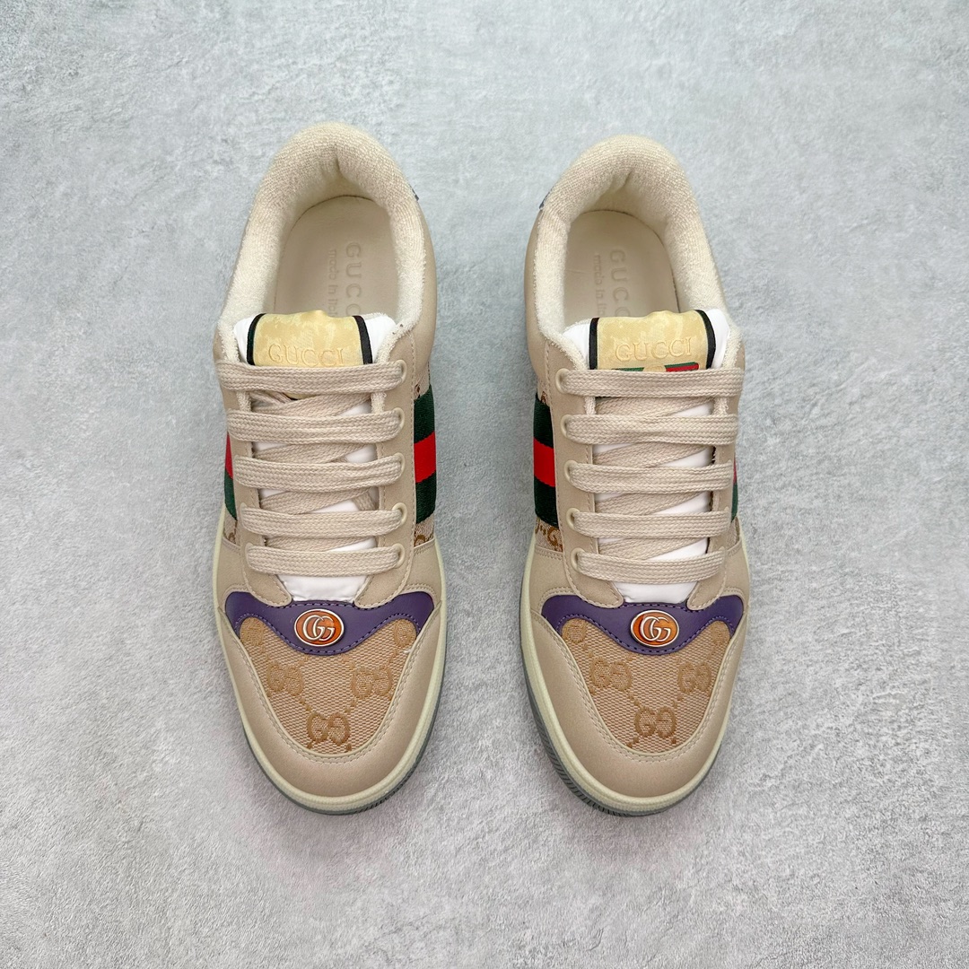 图片[2]-💰180 ＃福利特价‼Gucci Screener sneaker 古驰双G小脏鞋系列复古怀旧校园风低帮板鞋 全套原楦原纸版原鞋开模0纯手工水洗做旧处理 侧面条纹饰带 原厂定制 原厂数据电绣 清晰立体 全鞋电脑针车 紧密相连 针距密度一致 环保乳胶注塑鞋垫 厚度脚感还原原版 皮面裁剪部位 统一油边封口工艺 右脚鞋侧嵌入NFC防伪芯片装置＋鞋盒标二唯码扫描 秒进官网 专柜全套包装 防尘袋 说明书 质保卡 购物袋 Size：35 36 37 38 39 40 41 42 43 44 45 编码：Bby2936050-运动鞋