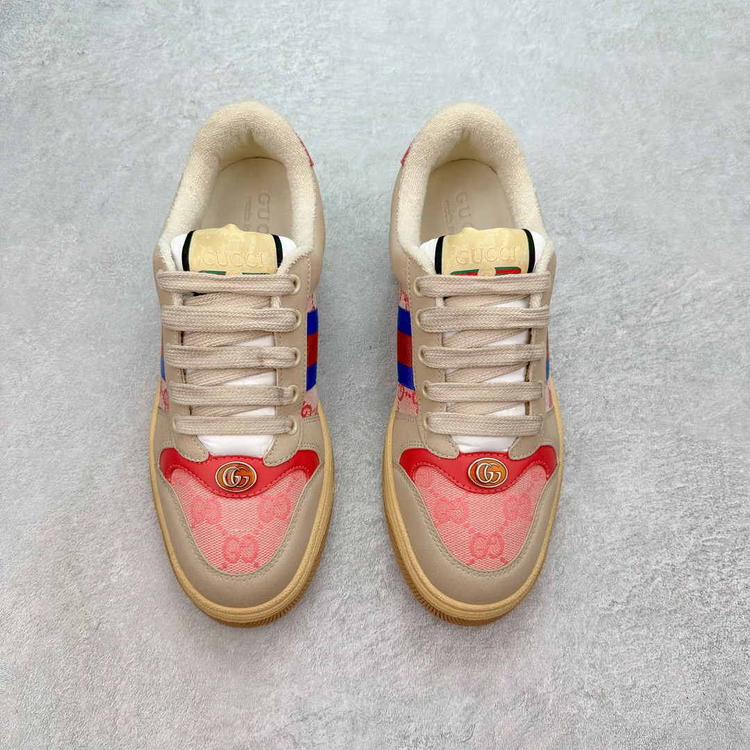 图片[2]-💰180 ＃福利特价‼Gucci Screener sneaker 古驰双G小脏鞋系列复古怀旧校园风低帮板鞋 全套原楦原纸版原鞋开模0纯手工水洗做旧处理 侧面条纹饰带 原厂定制 原厂数据电绣 清晰立体 全鞋电脑针车 紧密相连 针距密度一致 环保乳胶注塑鞋垫 厚度脚感还原原版 皮面裁剪部位 统一油边封口工艺 右脚鞋侧嵌入NFC防伪芯片装置＋鞋盒标二唯码扫描 秒进官网 专柜全套包装 防尘袋 说明书 质保卡 购物袋 Size：35 36 37 38 39 40 41 42 43 44 45 编码：Bby2936050-运动鞋