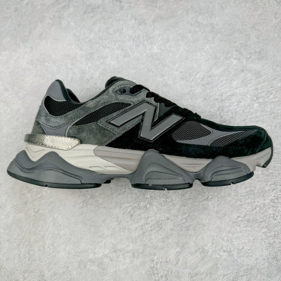 💰210 ＃AY纯原 New Balance NB9060系列 新百伦绒面革网布经典百搭防滑耐磨透气低帮生活休闲鞋 黑灰 U9060BLK 全套原楦原纸板原厂数据开发 进口三明治网面 原装进口翻毛皮料正确绒感卡色 正确中底拉帮中底网布细节 原厂标裁 带紫光防伪 定制后跟透明水晶模块 冲裁组合 大底贴合程度胶水上色把控完美 整洁度挑战全网艺术家 多道序QC把关品质完善 匠心打造 耗时两个月开发完成 工艺极其复杂难度可想而知 新开独立私模大底 全网唯一正确六层组合大底 高端零售专供产物 Size：36 37 37.5 38 38.5 39 40 40.5 41 42 42.5 43 44 45.5 46.5 编码：by2936080-运动鞋