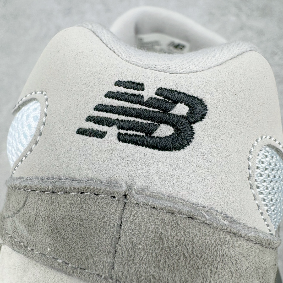 图片[11]-💰210 ＃AY纯原 New Balance NB9060系列 新百伦绒面革网布经典百搭防滑耐磨透气低帮生活休闲鞋 浅灰色 U9060GRY 全套原楦原纸板原厂数据开发 进口三明治网面 原装进口翻毛皮料正确绒感卡色 正确中底拉帮中底网布细节 原厂标裁 带紫光防伪 定制后跟透明水晶模块 冲裁组合 大底贴合程度胶水上色把控完美 整洁度挑战全网艺术家 多道序QC把关品质完善 匠心打造 耗时两个月开发完成 工艺极其复杂难度可想而知 新开独立私模大底 全网唯一正确六层组合大底 高端零售专供产物 Size：36 37 37.5 38 38.5 39 40 40.5 41 42 42.5 43 44 45.5 46.5 编码：by2936080-运动鞋