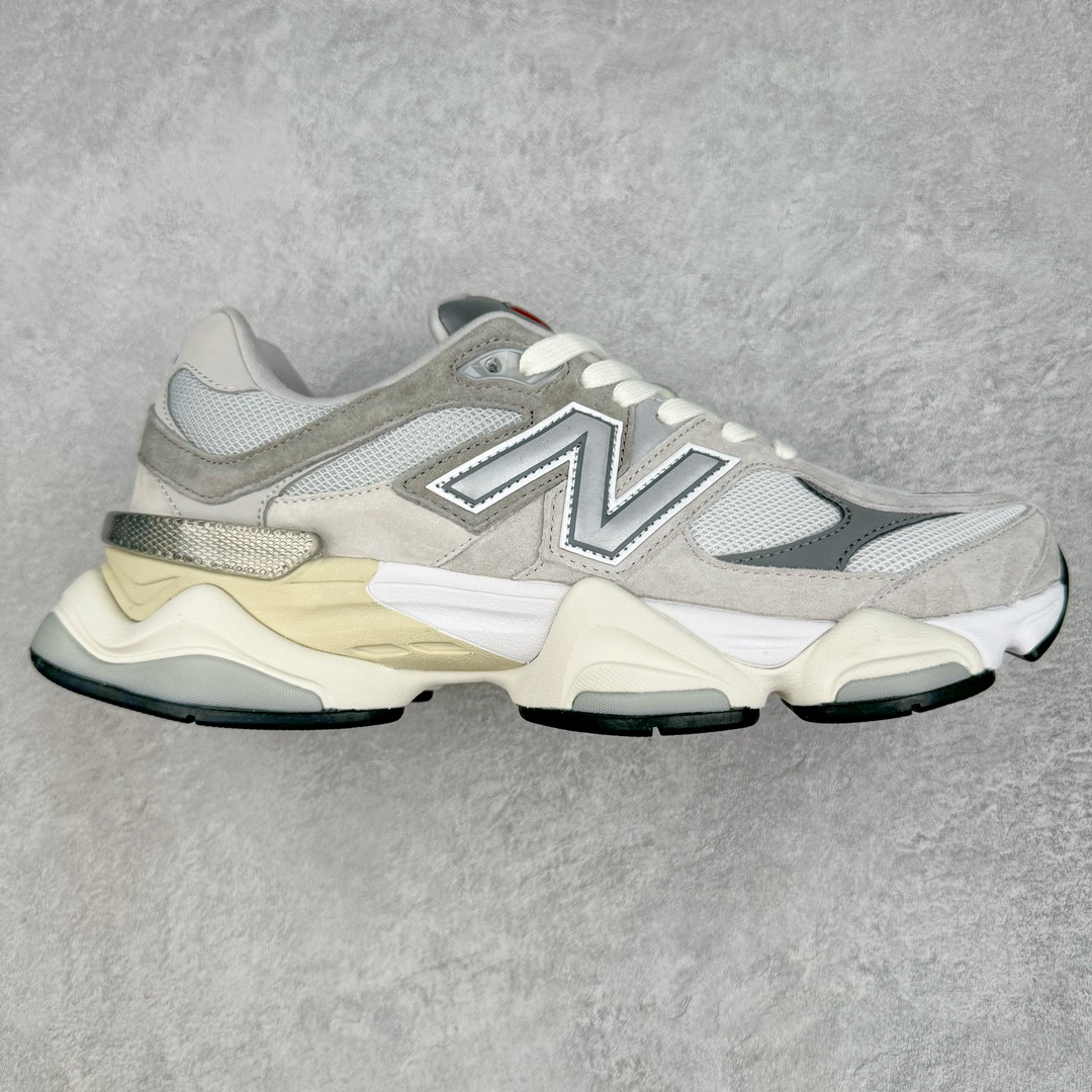 💰210 ＃AY纯原 New Balance NB9060系列 新百伦绒面革网布经典百搭防滑耐磨透气低帮生活休闲鞋 浅灰色 U9060GRY 全套原楦原纸板原厂数据开发 进口三明治网面 原装进口翻毛皮料正确绒感卡色 正确中底拉帮中底网布细节 原厂标裁 带紫光防伪 定制后跟透明水晶模块 冲裁组合 大底贴合程度胶水上色把控完美 整洁度挑战全网艺术家 多道序QC把关品质完善 匠心打造 耗时两个月开发完成 工艺极其复杂难度可想而知 新开独立私模大底 全网唯一正确六层组合大底 高端零售专供产物 Size：36 37 37.5 38 38.5 39 40 40.5 41 42 42.5 43 44 45.5 46.5 编码：by2936080-运动鞋