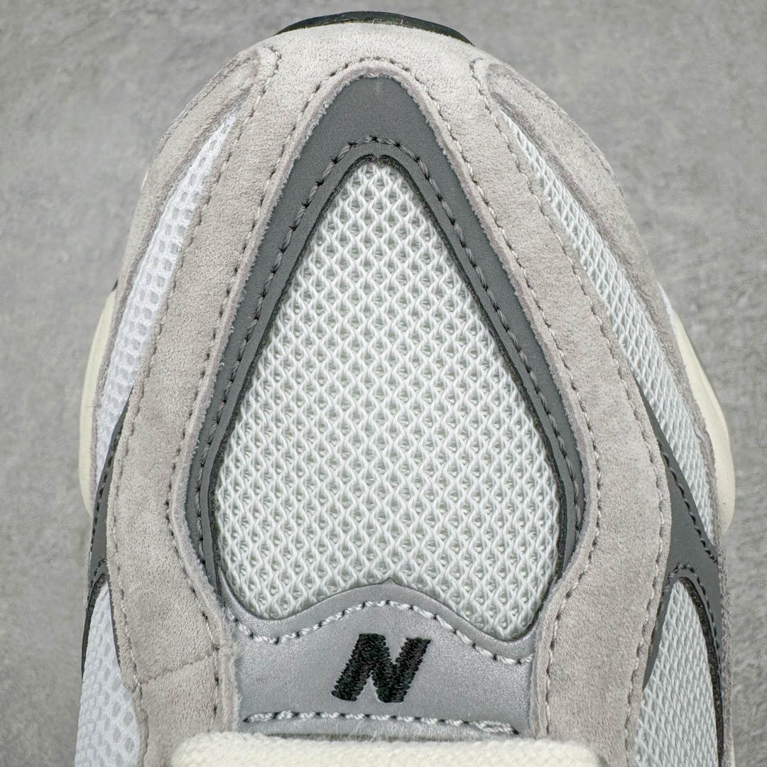 图片[16]-💰210 ＃AY纯原 New Balance NB9060系列 新百伦绒面革网布经典百搭防滑耐磨透气低帮生活休闲鞋 浅灰色 U9060GRY 全套原楦原纸板原厂数据开发 进口三明治网面 原装进口翻毛皮料正确绒感卡色 正确中底拉帮中底网布细节 原厂标裁 带紫光防伪 定制后跟透明水晶模块 冲裁组合 大底贴合程度胶水上色把控完美 整洁度挑战全网艺术家 多道序QC把关品质完善 匠心打造 耗时两个月开发完成 工艺极其复杂难度可想而知 新开独立私模大底 全网唯一正确六层组合大底 高端零售专供产物 Size：36 37 37.5 38 38.5 39 40 40.5 41 42 42.5 43 44 45.5 46.5 编码：by2936080-运动鞋