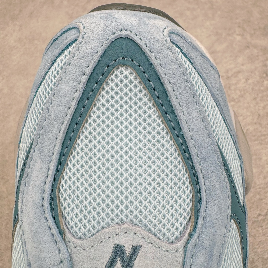 图片[14]-💰210 ＃AY纯原 New Balance NB9060系列 新百伦绒面革网布经典百搭防滑耐磨透气低帮生活休闲鞋 蓝色 U9060EED 全套原楦原纸板原厂数据开发 进口三明治网面 原装进口翻毛皮料正确绒感卡色 正确中底拉帮中底网布细节 原厂标裁 带紫光防伪 定制后跟透明水晶模块 冲裁组合 大底贴合程度胶水上色把控完美 整洁度挑战全网艺术家 多道序QC把关品质完善 匠心打造 耗时两个月开发完成 工艺极其复杂难度可想而知 新开独立私模大底 全网唯一正确六层组合大底 高端零售专供产物 Size：36 37 37.5 38 38.5 39 40 40.5 41 42 42.5 43 44 45.5 46.5 编码：by2936080-运动鞋