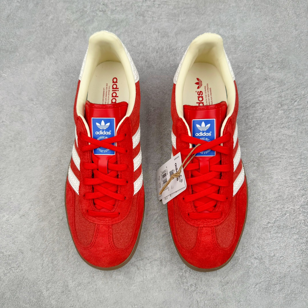 图片[2]-＃VT纯原 AD Original Gazelle Indoor Trainers 瞪羚室内鞋系列低帮复古百搭休闲运动德训风板鞋 IF1808 高端零售特供批次 原厂定制长毛翻毛皮组合环保纤维革鞋面材质 内置环保海玻璃鞋垫 外置RB橡胶大底 产品品控稳定性领先行业 原厂全套原楦原纸板冲刀磨具开发 原厂皮料加持 原厂港宝加持定型后跟R度完美 将复古进行到底 简约流畅 三十年不变经典 这款Gazelle运动鞋 无论面料、配色、质感或设计 都只在重现其1991年原款的经典 皮革鞋面 撞色三条纹和鞋跟标的设计 力求呈现90年代的经典复古风潮 Samba火热的同时 也带动了其它的复古鞋型 Gazelle便是其中一只 Gazelle Indoor拥有包边更宽的T字型鞋头 更好的保护运动员的前掌 浓浓的复古氛围感 非常适合现在流行的Cleanfit风格 尺码：35.5 36 36.5 37.5 38 38.5 39 40 40.5 41 42 42.5 43 44 44.5 45 46-选品中心
