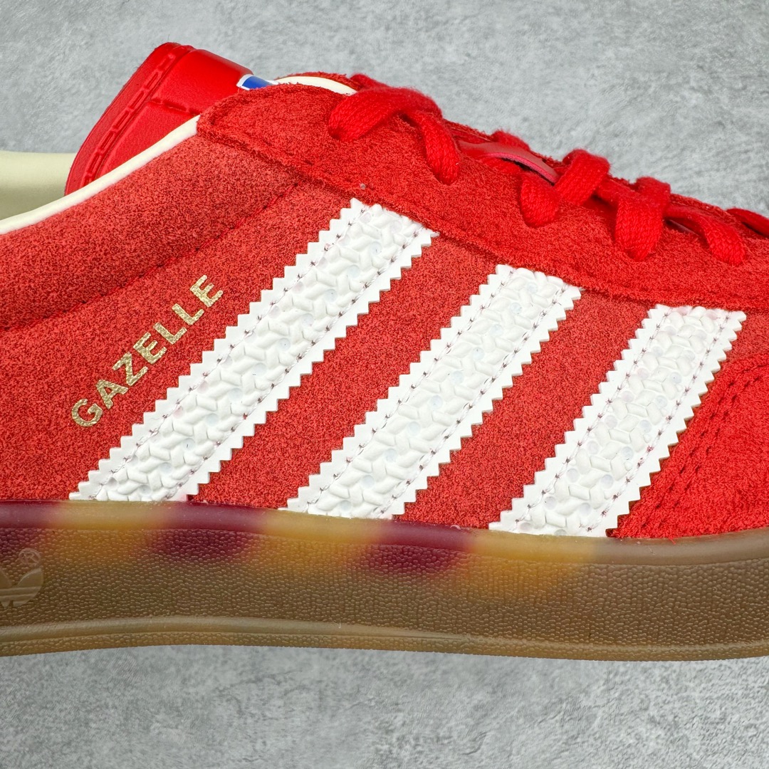 图片[10]-＃VT纯原 AD Original Gazelle Indoor Trainers 瞪羚室内鞋系列低帮复古百搭休闲运动德训风板鞋 IF1808 高端零售特供批次 原厂定制长毛翻毛皮组合环保纤维革鞋面材质 内置环保海玻璃鞋垫 外置RB橡胶大底 产品品控稳定性领先行业 原厂全套原楦原纸板冲刀磨具开发 原厂皮料加持 原厂港宝加持定型后跟R度完美 将复古进行到底 简约流畅 三十年不变经典 这款Gazelle运动鞋 无论面料、配色、质感或设计 都只在重现其1991年原款的经典 皮革鞋面 撞色三条纹和鞋跟标的设计 力求呈现90年代的经典复古风潮 Samba火热的同时 也带动了其它的复古鞋型 Gazelle便是其中一只 Gazelle Indoor拥有包边更宽的T字型鞋头 更好的保护运动员的前掌 浓浓的复古氛围感 非常适合现在流行的Cleanfit风格 尺码：35.5 36 36.5 37.5 38 38.5 39 40 40.5 41 42 42.5 43 44 44.5 45 46-选品中心