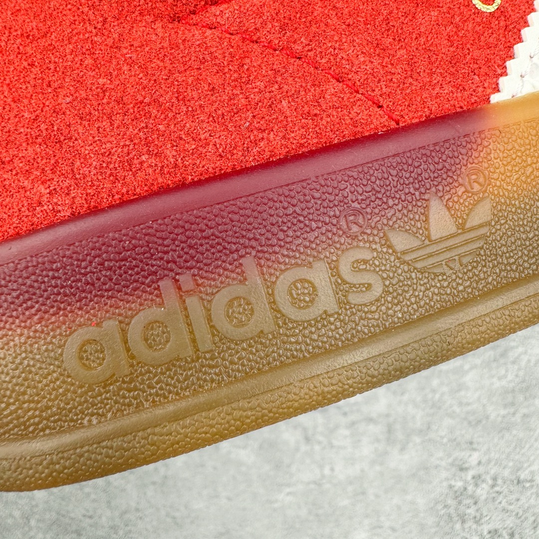 图片[18]-＃VT纯原 AD Original Gazelle Indoor Trainers 瞪羚室内鞋系列低帮复古百搭休闲运动德训风板鞋 IF1808 高端零售特供批次 原厂定制长毛翻毛皮组合环保纤维革鞋面材质 内置环保海玻璃鞋垫 外置RB橡胶大底 产品品控稳定性领先行业 原厂全套原楦原纸板冲刀磨具开发 原厂皮料加持 原厂港宝加持定型后跟R度完美 将复古进行到底 简约流畅 三十年不变经典 这款Gazelle运动鞋 无论面料、配色、质感或设计 都只在重现其1991年原款的经典 皮革鞋面 撞色三条纹和鞋跟标的设计 力求呈现90年代的经典复古风潮 Samba火热的同时 也带动了其它的复古鞋型 Gazelle便是其中一只 Gazelle Indoor拥有包边更宽的T字型鞋头 更好的保护运动员的前掌 浓浓的复古氛围感 非常适合现在流行的Cleanfit风格 尺码：35.5 36 36.5 37.5 38 38.5 39 40 40.5 41 42 42.5 43 44 44.5 45 46-选品中心