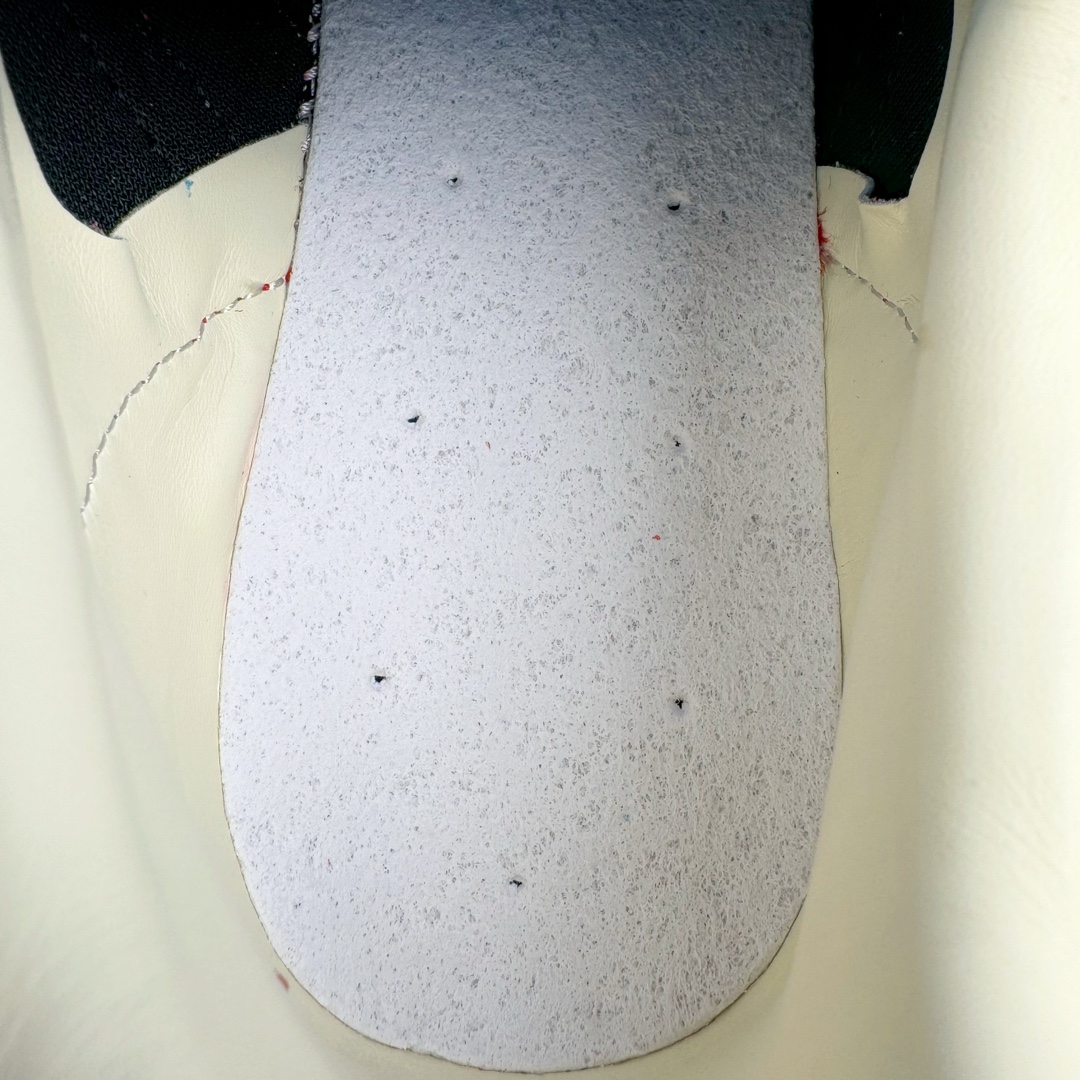 图片[12]-＃VT纯原 AD Original Gazelle Indoor Trainers 瞪羚室内鞋系列低帮复古百搭休闲运动德训风板鞋 IF1808 高端零售特供批次 原厂定制长毛翻毛皮组合环保纤维革鞋面材质 内置环保海玻璃鞋垫 外置RB橡胶大底 产品品控稳定性领先行业 原厂全套原楦原纸板冲刀磨具开发 原厂皮料加持 原厂港宝加持定型后跟R度完美 将复古进行到底 简约流畅 三十年不变经典 这款Gazelle运动鞋 无论面料、配色、质感或设计 都只在重现其1991年原款的经典 皮革鞋面 撞色三条纹和鞋跟标的设计 力求呈现90年代的经典复古风潮 Samba火热的同时 也带动了其它的复古鞋型 Gazelle便是其中一只 Gazelle Indoor拥有包边更宽的T字型鞋头 更好的保护运动员的前掌 浓浓的复古氛围感 非常适合现在流行的Cleanfit风格 尺码：35.5 36 36.5 37.5 38 38.5 39 40 40.5 41 42 42.5 43 44 44.5 45 46-选品中心