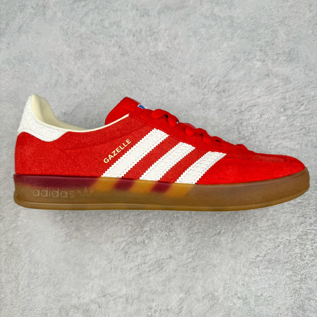 ＃VT纯原 AD Original Gazelle Indoor Trainers 瞪羚室内鞋系列低帮复古百搭休闲运动德训风板鞋 IF1808 高端零售特供批次 原厂定制长毛翻毛皮组合环保纤维革鞋面材质 内置环保海玻璃鞋垫 外置RB橡胶大底 产品品控稳定性领先行业 原厂全套原楦原纸板冲刀磨具开发 原厂皮料加持 原厂港宝加持定型后跟R度完美 将复古进行到底 简约流畅 三十年不变经典 这款Gazelle运动鞋 无论面料、配色、质感或设计 都只在重现其1991年原款的经典 皮革鞋面 撞色三条纹和鞋跟标的设计 力求呈现90年代的经典复古风潮 Samba火热的同时 也带动了其它的复古鞋型 Gazelle便是其中一只 Gazelle Indoor拥有包边更宽的T字型鞋头 更好的保护运动员的前掌 浓浓的复古氛围感 非常适合现在流行的Cleanfit风格 尺码：35.5 36 36.5 37.5 38 38.5 39 40 40.5 41 42 42.5 43 44 44.5 45 46-选品中心