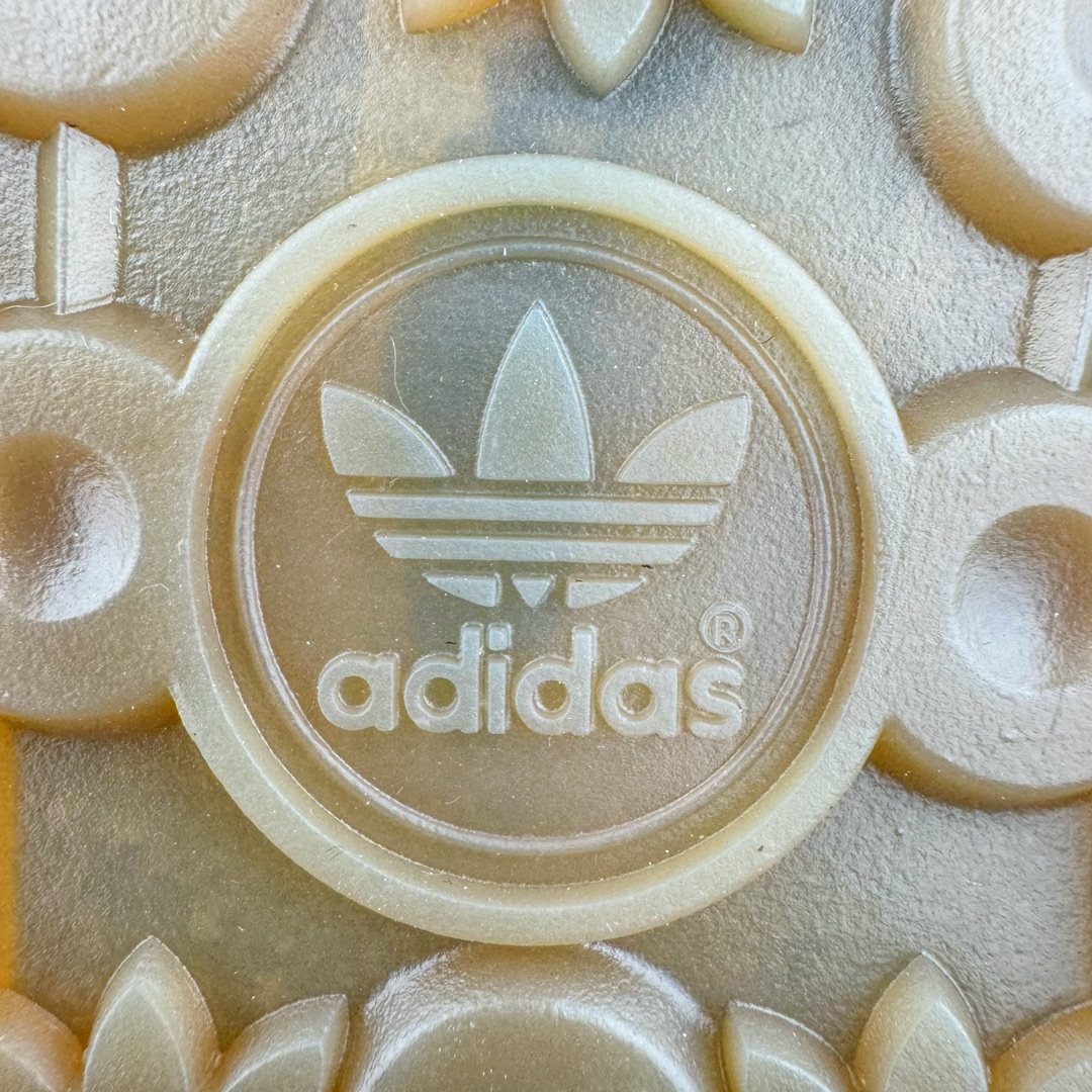 图片[19]-＃VT纯原 AD Original Gazelle Indoor Trainers 瞪羚室内鞋系列低帮复古百搭休闲运动德训风板鞋 IF1808 高端零售特供批次 原厂定制长毛翻毛皮组合环保纤维革鞋面材质 内置环保海玻璃鞋垫 外置RB橡胶大底 产品品控稳定性领先行业 原厂全套原楦原纸板冲刀磨具开发 原厂皮料加持 原厂港宝加持定型后跟R度完美 将复古进行到底 简约流畅 三十年不变经典 这款Gazelle运动鞋 无论面料、配色、质感或设计 都只在重现其1991年原款的经典 皮革鞋面 撞色三条纹和鞋跟标的设计 力求呈现90年代的经典复古风潮 Samba火热的同时 也带动了其它的复古鞋型 Gazelle便是其中一只 Gazelle Indoor拥有包边更宽的T字型鞋头 更好的保护运动员的前掌 浓浓的复古氛围感 非常适合现在流行的Cleanfit风格 尺码：35.5 36 36.5 37.5 38 38.5 39 40 40.5 41 42 42.5 43 44 44.5 45 46-选品中心