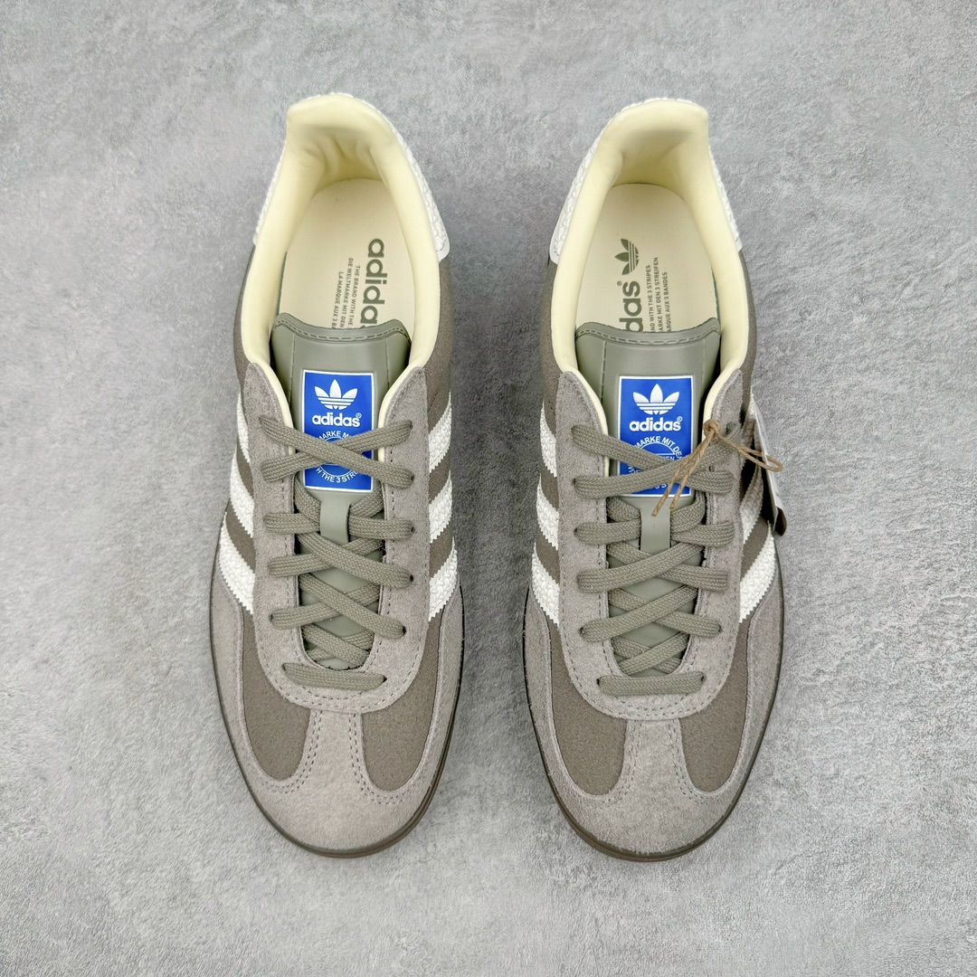 图片[2]-💰140 ＃VT纯原 AD Original Gazelle Indoor Trainers 瞪羚室内鞋系列低帮复古百搭休闲运动德训风板鞋 IF1807 高端零售特供批次 原厂定制长毛翻毛皮组合环保纤维革鞋面材质 内置环保海玻璃鞋垫 外置RB橡胶大底 产品品控稳定性领先行业 原厂全套原楦原纸板冲刀磨具开发 原厂皮料加持 原厂港宝加持定型后跟R度完美 将复古进行到底 简约流畅 三十年不变经典 这款Gazelle运动鞋 无论面料、配色、质感或设计 都只在重现其1991年原款的经典 皮革鞋面 撞色三条纹和鞋跟标的设计 力求呈现90年代的经典复古风潮 Samba火热的同时 也带动了其它的复古鞋型 Gazelle便是其中一只 Gazelle Indoor拥有包边更宽的T字型鞋头 更好的保护运动员的前掌 浓浓的复古氛围感 非常适合现在流行的Cleanfit风格 SIZE：35.5 36 36.5 37.5 38 38.5 39 40 40.5 41 42 42.5 43 44 44.5 45 46 编码：by2936010-运动鞋