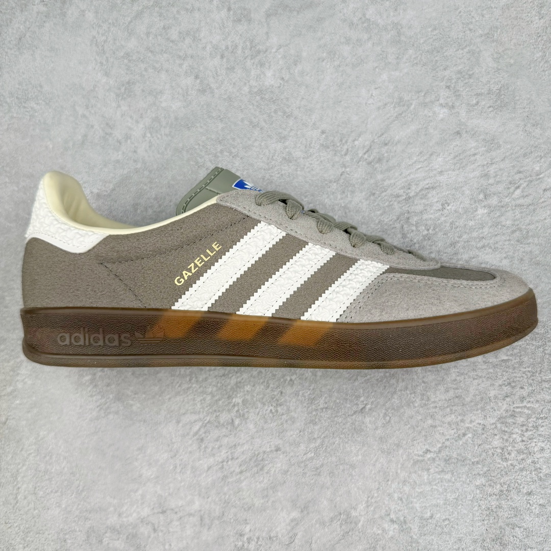 💰140 ＃VT纯原 AD Original Gazelle Indoor Trainers 瞪羚室内鞋系列低帮复古百搭休闲运动德训风板鞋 IF1807 高端零售特供批次 原厂定制长毛翻毛皮组合环保纤维革鞋面材质 内置环保海玻璃鞋垫 外置RB橡胶大底 产品品控稳定性领先行业 原厂全套原楦原纸板冲刀磨具开发 原厂皮料加持 原厂港宝加持定型后跟R度完美 将复古进行到底 简约流畅 三十年不变经典 这款Gazelle运动鞋 无论面料、配色、质感或设计 都只在重现其1991年原款的经典 皮革鞋面 撞色三条纹和鞋跟标的设计 力求呈现90年代的经典复古风潮 Samba火热的同时 也带动了其它的复古鞋型 Gazelle便是其中一只 Gazelle Indoor拥有包边更宽的T字型鞋头 更好的保护运动员的前掌 浓浓的复古氛围感 非常适合现在流行的Cleanfit风格 SIZE：35.5 36 36.5 37.5 38 38.5 39 40 40.5 41 42 42.5 43 44 44.5 45 46 编码：by2936010-运动鞋