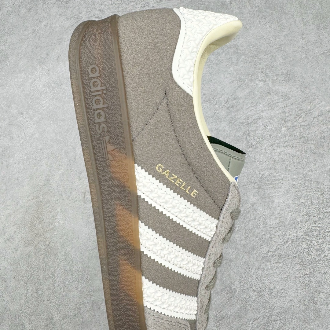 图片[6]-💰140 ＃VT纯原 AD Original Gazelle Indoor Trainers 瞪羚室内鞋系列低帮复古百搭休闲运动德训风板鞋 IF1807 高端零售特供批次 原厂定制长毛翻毛皮组合环保纤维革鞋面材质 内置环保海玻璃鞋垫 外置RB橡胶大底 产品品控稳定性领先行业 原厂全套原楦原纸板冲刀磨具开发 原厂皮料加持 原厂港宝加持定型后跟R度完美 将复古进行到底 简约流畅 三十年不变经典 这款Gazelle运动鞋 无论面料、配色、质感或设计 都只在重现其1991年原款的经典 皮革鞋面 撞色三条纹和鞋跟标的设计 力求呈现90年代的经典复古风潮 Samba火热的同时 也带动了其它的复古鞋型 Gazelle便是其中一只 Gazelle Indoor拥有包边更宽的T字型鞋头 更好的保护运动员的前掌 浓浓的复古氛围感 非常适合现在流行的Cleanfit风格 SIZE：35.5 36 36.5 37.5 38 38.5 39 40 40.5 41 42 42.5 43 44 44.5 45 46 编码：by2936010-运动鞋