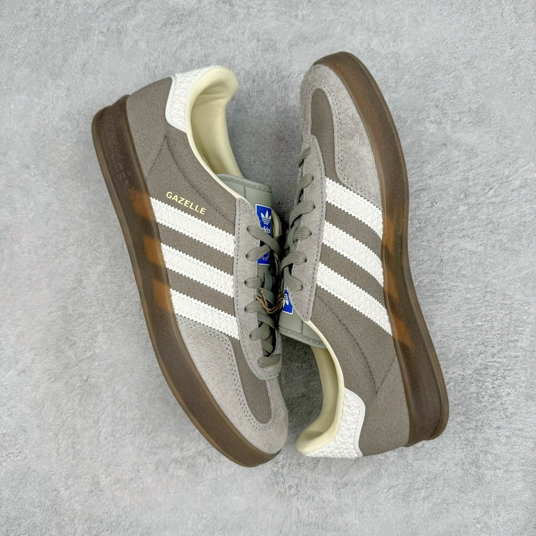 图片[3]-💰140 ＃VT纯原 AD Original Gazelle Indoor Trainers 瞪羚室内鞋系列低帮复古百搭休闲运动德训风板鞋 IF1807 高端零售特供批次 原厂定制长毛翻毛皮组合环保纤维革鞋面材质 内置环保海玻璃鞋垫 外置RB橡胶大底 产品品控稳定性领先行业 原厂全套原楦原纸板冲刀磨具开发 原厂皮料加持 原厂港宝加持定型后跟R度完美 将复古进行到底 简约流畅 三十年不变经典 这款Gazelle运动鞋 无论面料、配色、质感或设计 都只在重现其1991年原款的经典 皮革鞋面 撞色三条纹和鞋跟标的设计 力求呈现90年代的经典复古风潮 Samba火热的同时 也带动了其它的复古鞋型 Gazelle便是其中一只 Gazelle Indoor拥有包边更宽的T字型鞋头 更好的保护运动员的前掌 浓浓的复古氛围感 非常适合现在流行的Cleanfit风格 SIZE：35.5 36 36.5 37.5 38 38.5 39 40 40.5 41 42 42.5 43 44 44.5 45 46 编码：by2936010-运动鞋