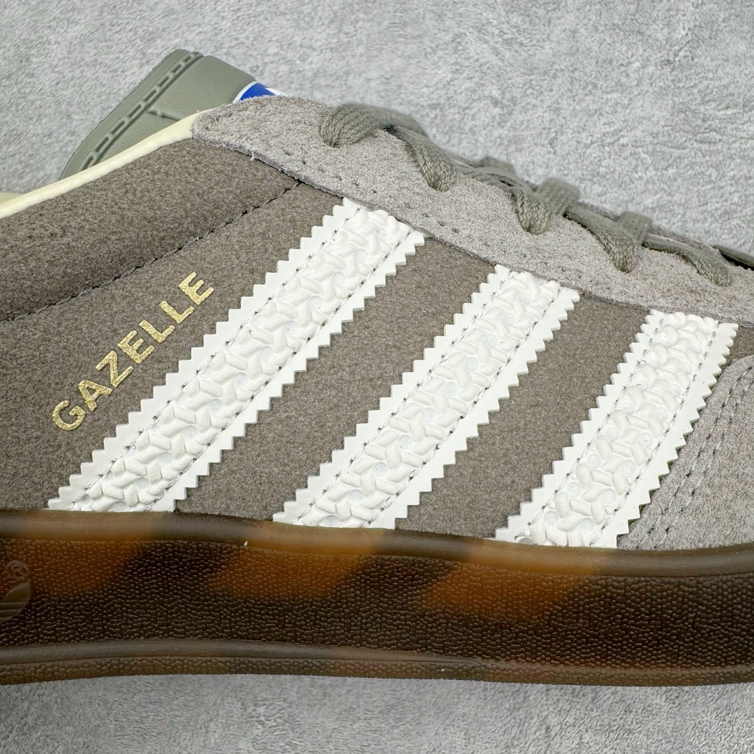 图片[17]-💰140 ＃VT纯原 AD Original Gazelle Indoor Trainers 瞪羚室内鞋系列低帮复古百搭休闲运动德训风板鞋 IF1807 高端零售特供批次 原厂定制长毛翻毛皮组合环保纤维革鞋面材质 内置环保海玻璃鞋垫 外置RB橡胶大底 产品品控稳定性领先行业 原厂全套原楦原纸板冲刀磨具开发 原厂皮料加持 原厂港宝加持定型后跟R度完美 将复古进行到底 简约流畅 三十年不变经典 这款Gazelle运动鞋 无论面料、配色、质感或设计 都只在重现其1991年原款的经典 皮革鞋面 撞色三条纹和鞋跟标的设计 力求呈现90年代的经典复古风潮 Samba火热的同时 也带动了其它的复古鞋型 Gazelle便是其中一只 Gazelle Indoor拥有包边更宽的T字型鞋头 更好的保护运动员的前掌 浓浓的复古氛围感 非常适合现在流行的Cleanfit风格 SIZE：35.5 36 36.5 37.5 38 38.5 39 40 40.5 41 42 42.5 43 44 44.5 45 46 编码：by2936010-运动鞋