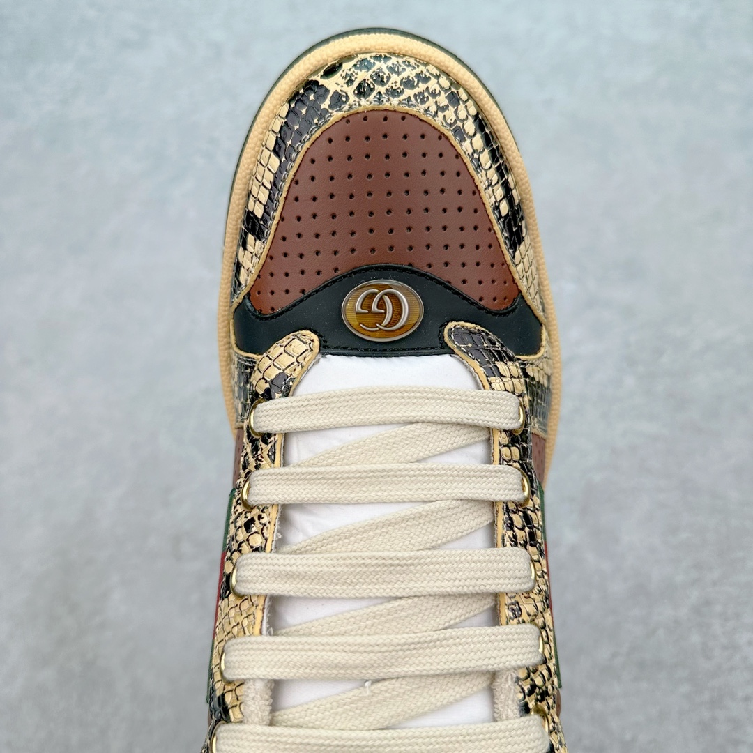 图片[4]-💰320 ＃纯原 Gucci Screener sneaker 古驰双G小脏鞋系列复古怀旧校园风低帮板鞋 全套原楦原纸版原鞋开模 全网最具灵魂的版型 鞋头上翘1.6CM 后跟自然弧度内收 双G珐琅 条纹清晰 原厂五金带3M反光 原装意大利进口里外全皮 纯手工水洗做旧处理 侧面条纹饰带 原厂定制 零串色零起毛 大底防滑网格由里到外大小逐渐递减 原厂数据电绣 清晰立体 多边形闪钻大小一致带光泽 全鞋电脑针车 紧密相连 针距密度一致 环保乳胶注塑鞋垫 厚度脚感还原原版 皮面裁剪部位 统一油边封口工艺 大底组合零偏差 挑战各种艺术家 右脚鞋侧嵌入NFC防伪芯片装置＋鞋盒标二唯码扫描 秒进官网 专柜全套包装 防尘袋 说明书 质保卡 购物袋 Size：35 36 37 38 39 40 41 42 43 44 45 编码：Wby3936090-运动鞋