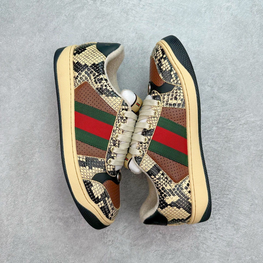 图片[3]-💰320 ＃纯原 Gucci Screener sneaker 古驰双G小脏鞋系列复古怀旧校园风低帮板鞋 全套原楦原纸版原鞋开模 全网最具灵魂的版型 鞋头上翘1.6CM 后跟自然弧度内收 双G珐琅 条纹清晰 原厂五金带3M反光 原装意大利进口里外全皮 纯手工水洗做旧处理 侧面条纹饰带 原厂定制 零串色零起毛 大底防滑网格由里到外大小逐渐递减 原厂数据电绣 清晰立体 多边形闪钻大小一致带光泽 全鞋电脑针车 紧密相连 针距密度一致 环保乳胶注塑鞋垫 厚度脚感还原原版 皮面裁剪部位 统一油边封口工艺 大底组合零偏差 挑战各种艺术家 右脚鞋侧嵌入NFC防伪芯片装置＋鞋盒标二唯码扫描 秒进官网 专柜全套包装 防尘袋 说明书 质保卡 购物袋 Size：35 36 37 38 39 40 41 42 43 44 45 编码：Wby3936090-运动鞋